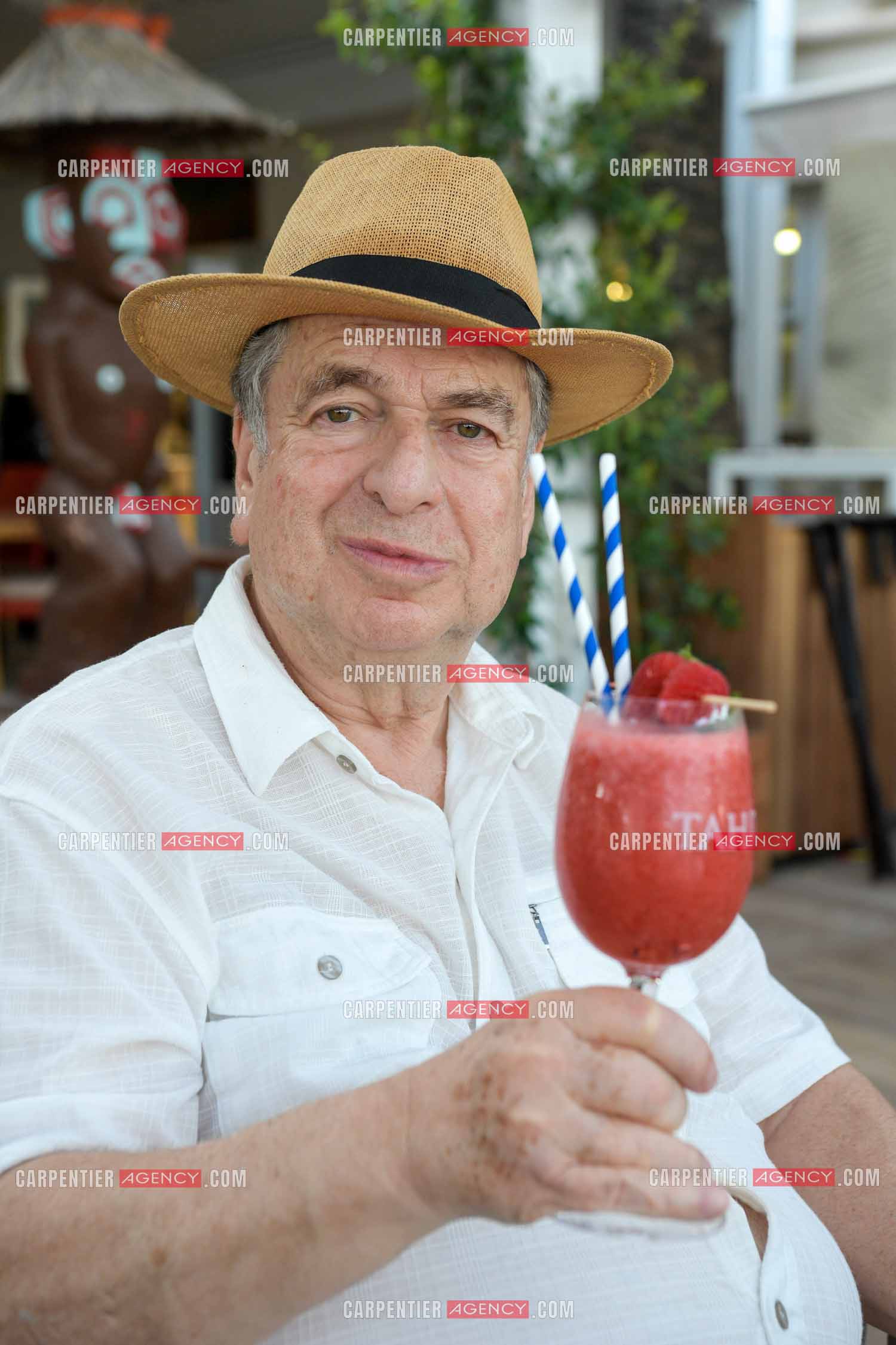 Paul-Loup Sulitzer lors d'une ballade sur le port de St Tropez. Ici en terrasse du bar de plage le " TAHAITI “. ( Exclusif )