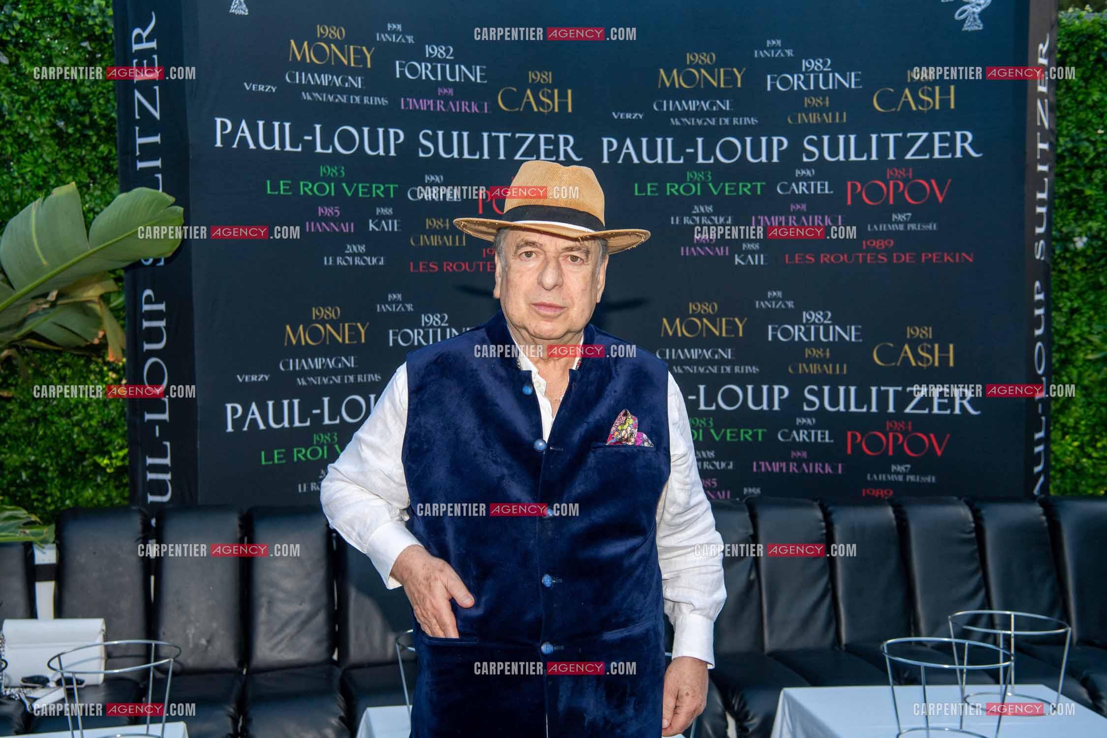 Paul-Loup Sulitzer fête ses 74 ans au VIP de St Tropez entouré de tous ses proches. ( Exclusif )