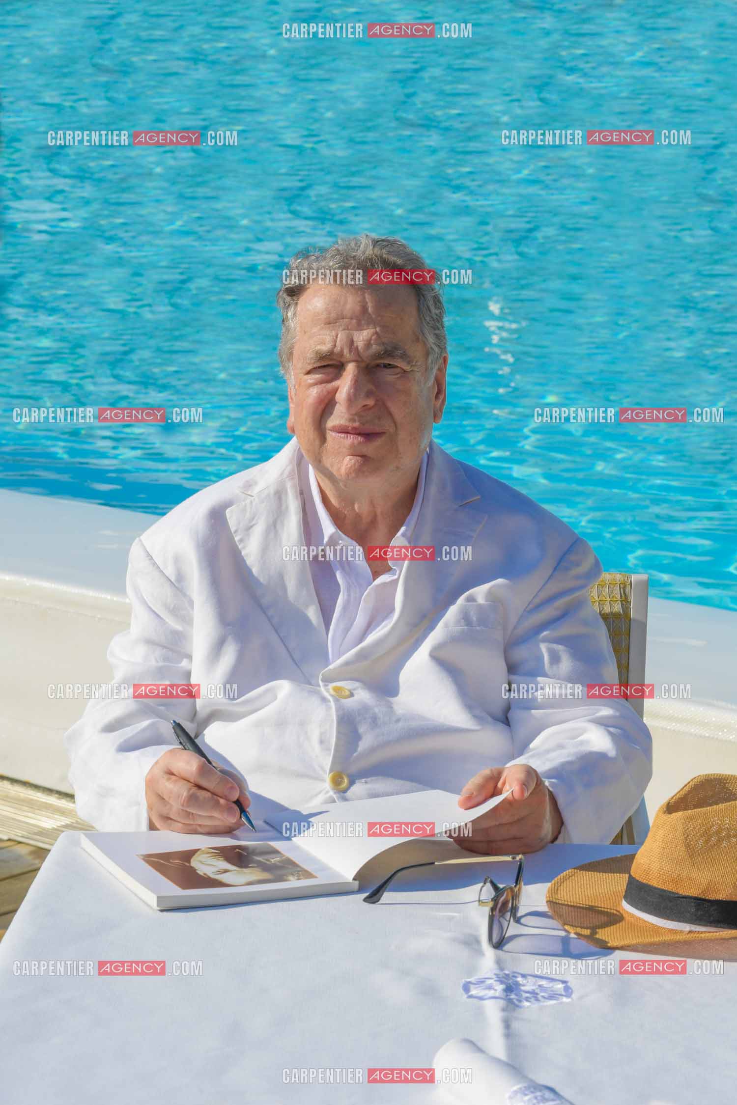 L'auteur Paul-Loup Sulitzer à l'hôtel de Paris de St Tropez présente ses livres lors d'une dédicace. ( Exclusif )