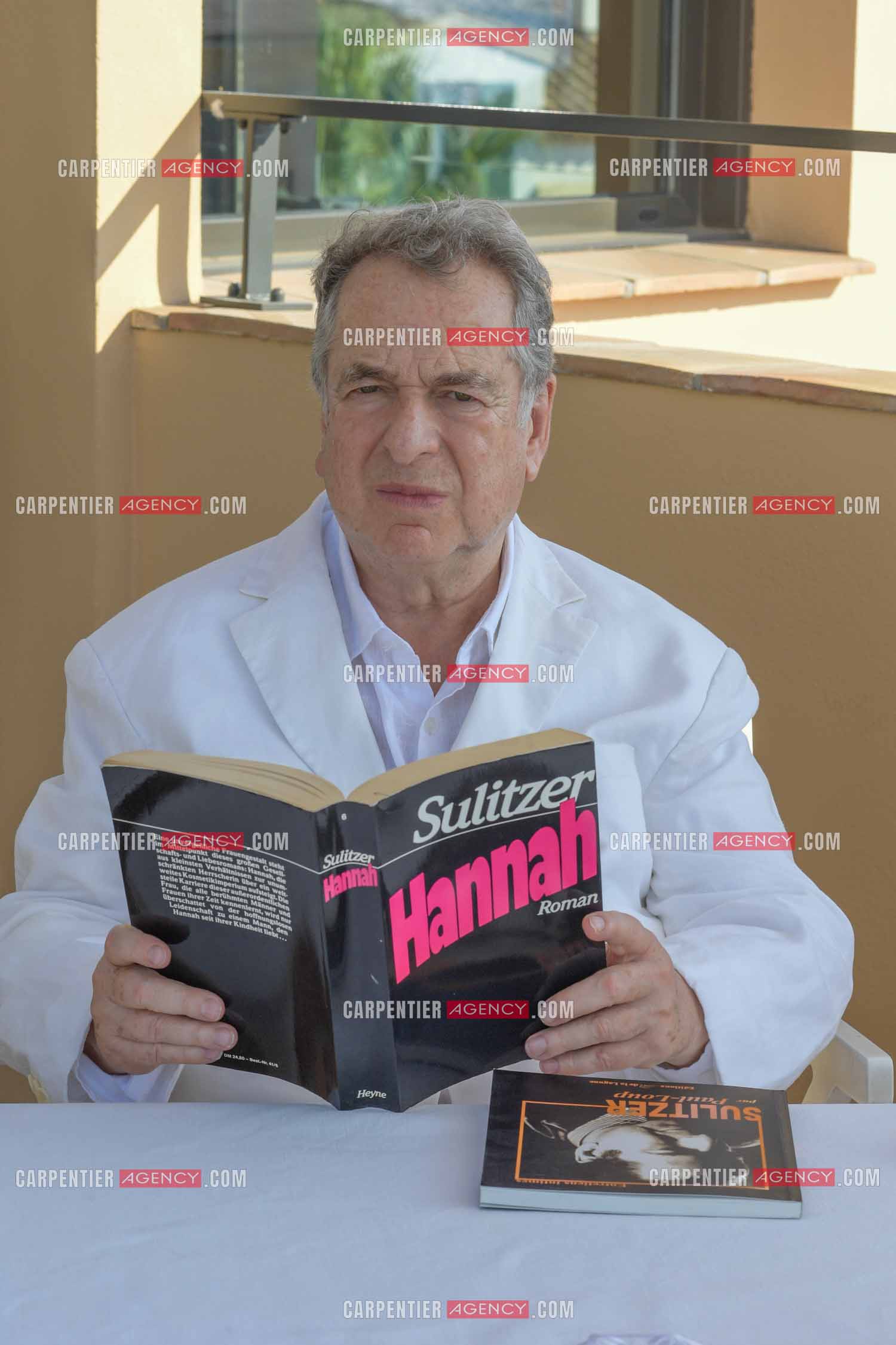 L'auteur Paul-Loup Sulitzer à l'hôtel de Paris de St Tropez présente ses livres lors d'une dédicace. ( Exclusif )