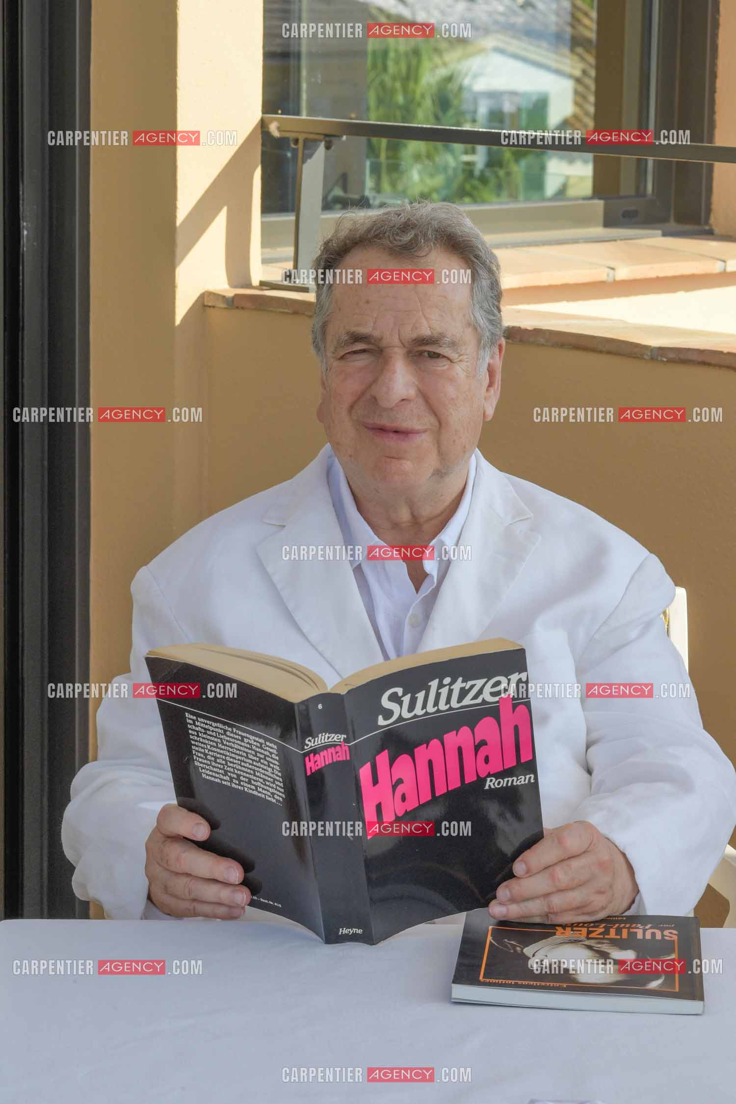 L'auteur Paul-Loup Sulitzer à l'hôtel de Paris de St Tropez présente ses livres lors d'une dédicace. ( Exclusif )