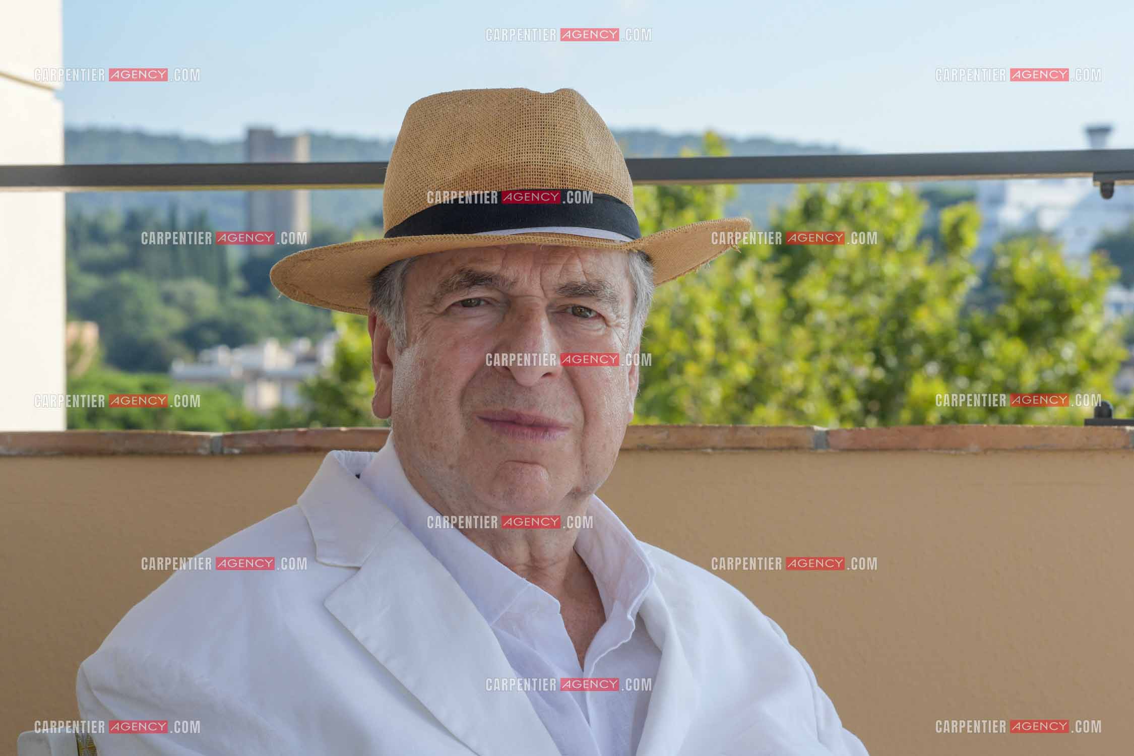 L'auteur Paul-Loup Sulitzer à l'hôtel de Paris de St Tropez présente ses livres lors d'une dédicace. ( Exclusif )