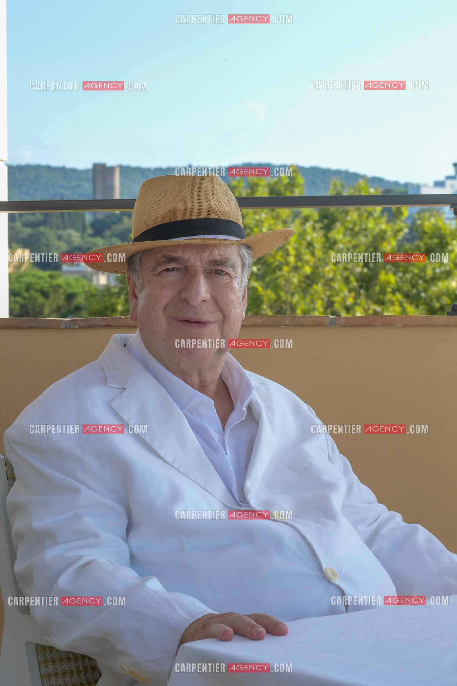 L'auteur Paul-Loup Sulitzer à l'hôtel de Paris de St Tropez présente ses livres lors d'une dédicace. ( Exclusif )