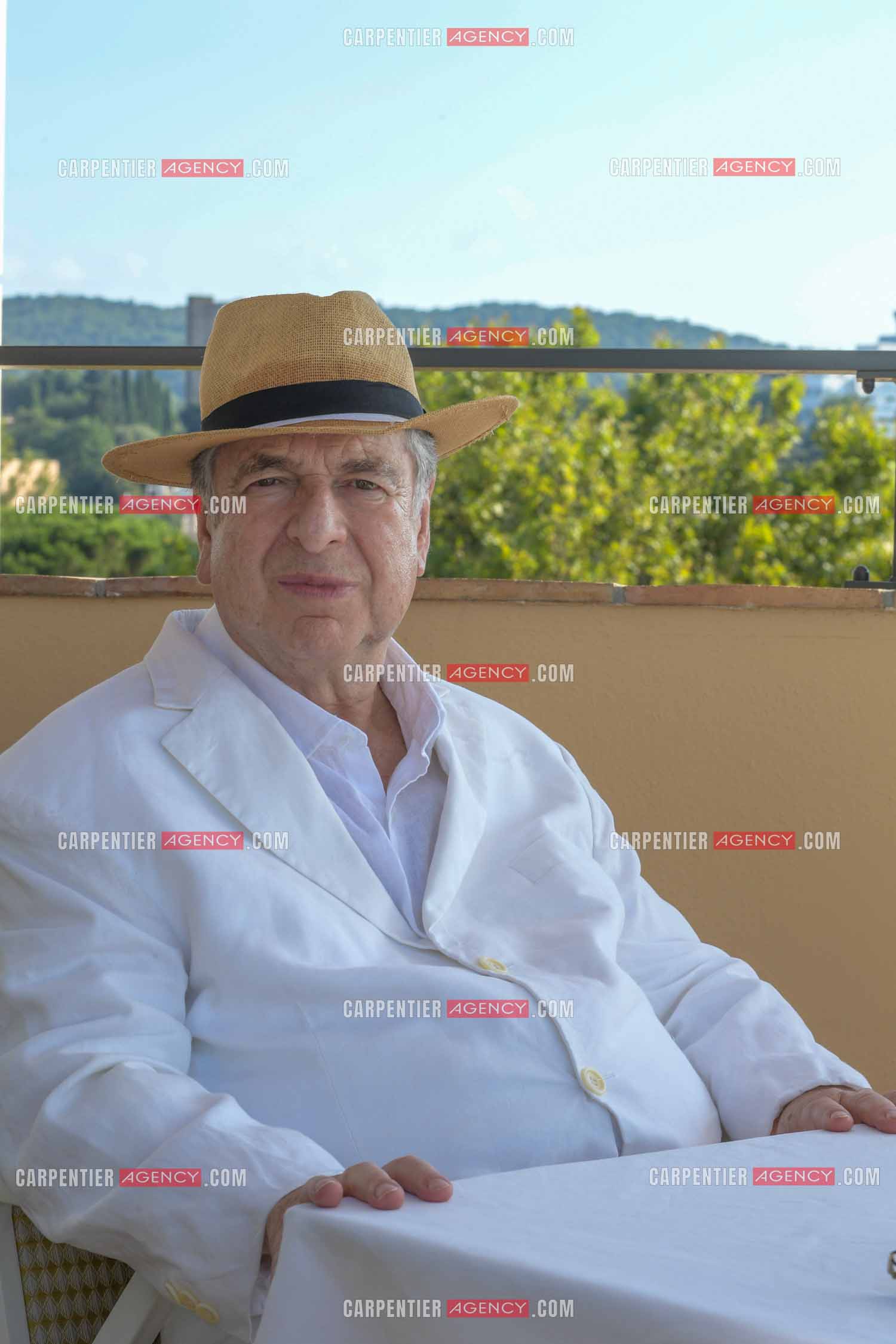 L'auteur Paul-Loup Sulitzer à l'hôtel de Paris de St Tropez présente ses livres lors d'une dédicace. ( Exclusif )