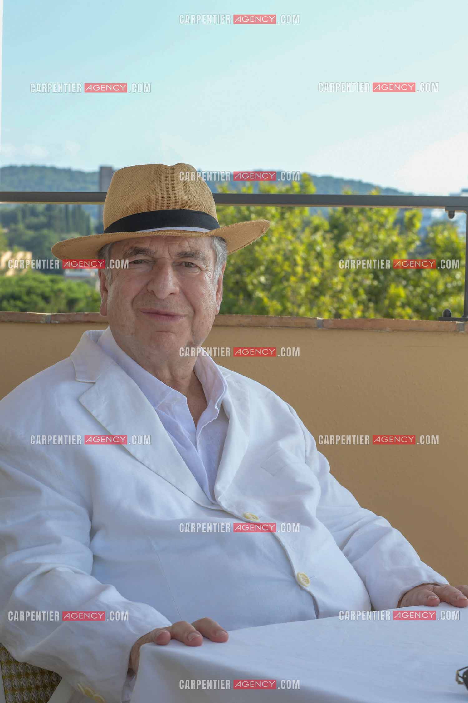 L'auteur Paul-Loup Sulitzer à l'hôtel de Paris de St Tropez présente ses livres lors d'une dédicace. ( Exclusif )