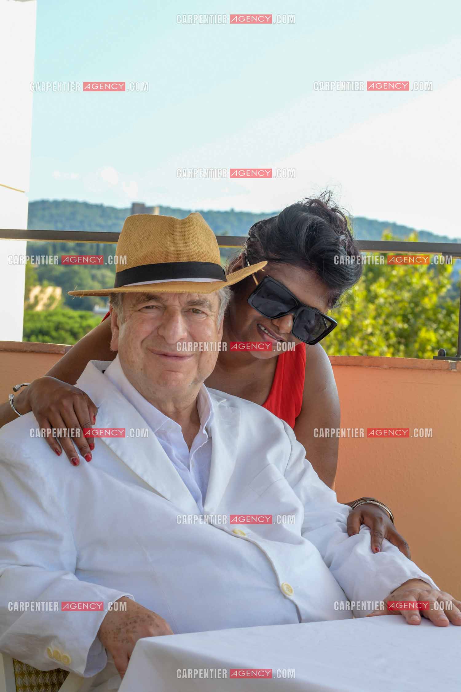 L'auteur Paul-Loup Sulitzer à l'hôtel de Paris de St Tropez présente ses livres lors d'une dédicace. Ici, avec sa nouvelle compagne Supriya An Suya Devi Rathoar.  ( Exclusif )