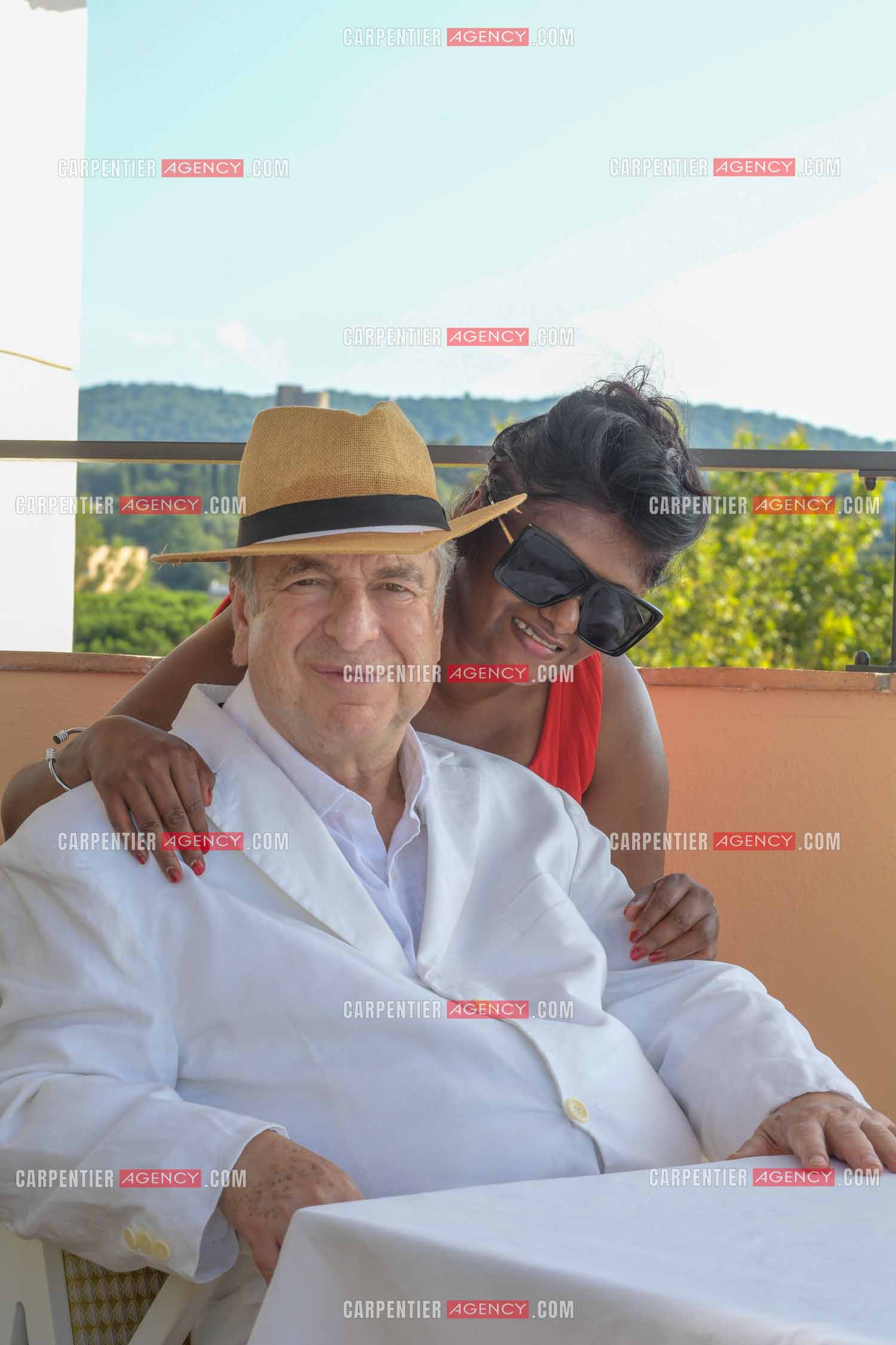 L'auteur Paul-Loup Sulitzer à l'hôtel de Paris de St Tropez présente ses livres lors d'une dédicace. Ici, avec sa nouvelle compagne Supriya An Suya Devi Rathoar.  ( Exclusif )