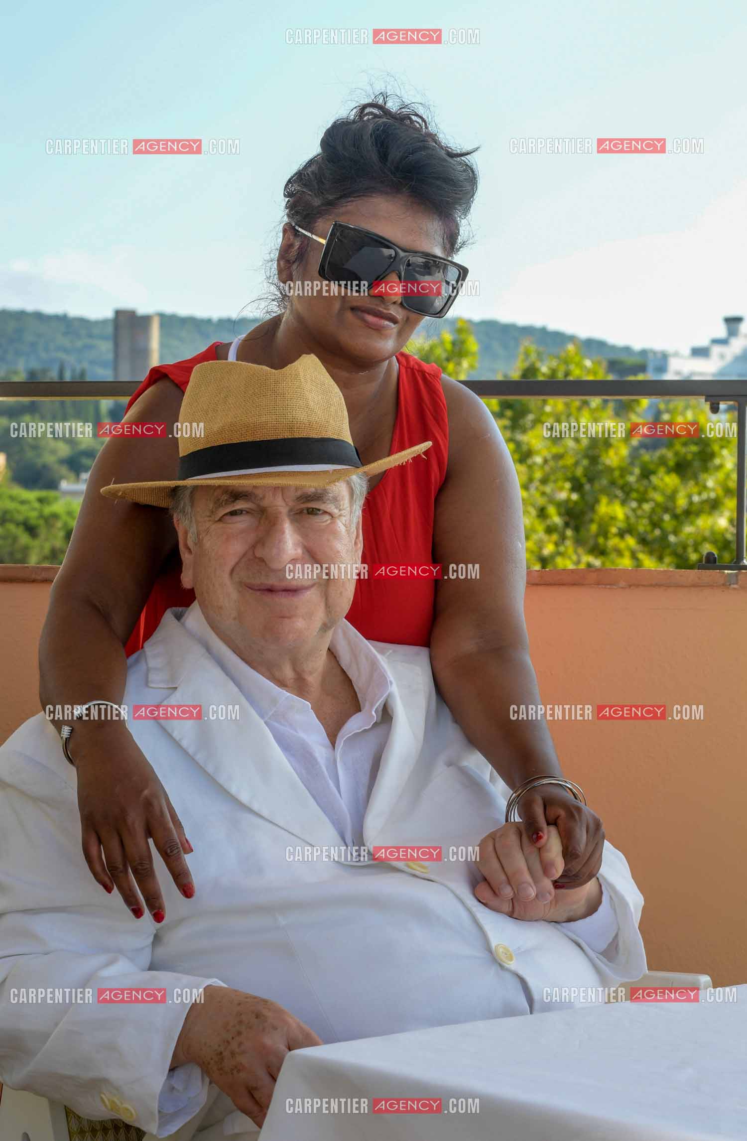 L'auteur Paul-Loup Sulitzer à l'hôtel de Paris de St Tropez présente ses livres lors d'une dédicace. Ici, avec sa nouvelle compagne Supriya An Suya Devi Rathoar.  ( Exclusif )