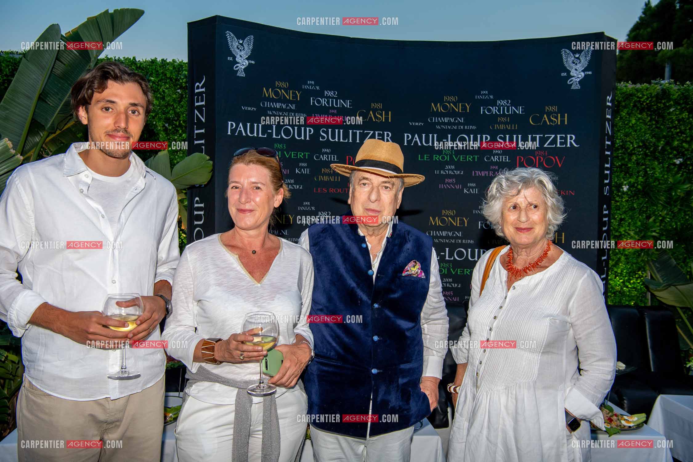 Paul-Loup Sulitzer fête ses 74 ans au VIP de St Tropez entouré de tous ses proches. Ici, avec la famille Sulitzer.  ( Exclusif )