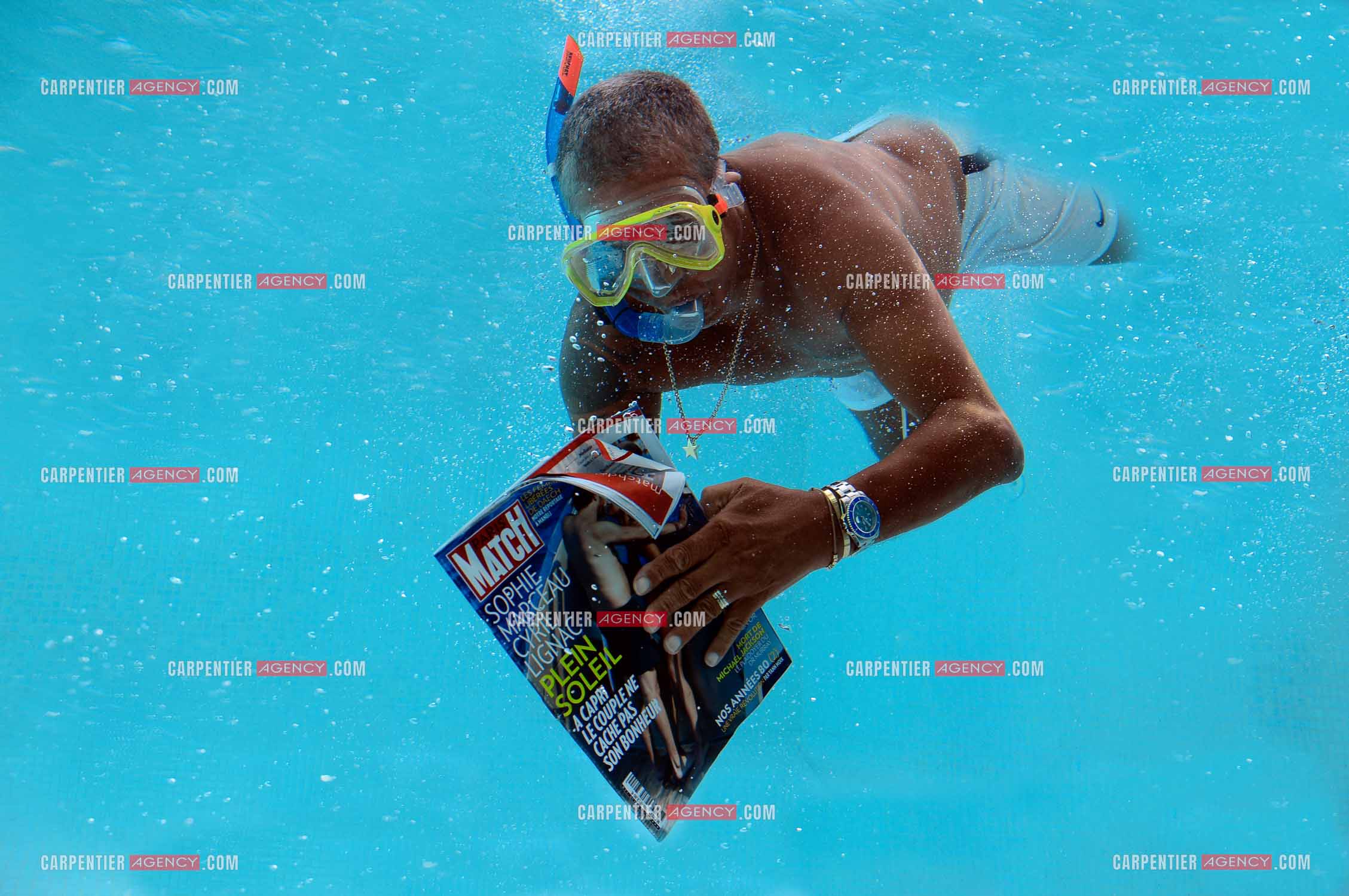 L'acteur Samy Naceri lors de ses  vacances a St Tropez. Sous l'eau pour lire le magazine Paris Match.     ( Exclusif )