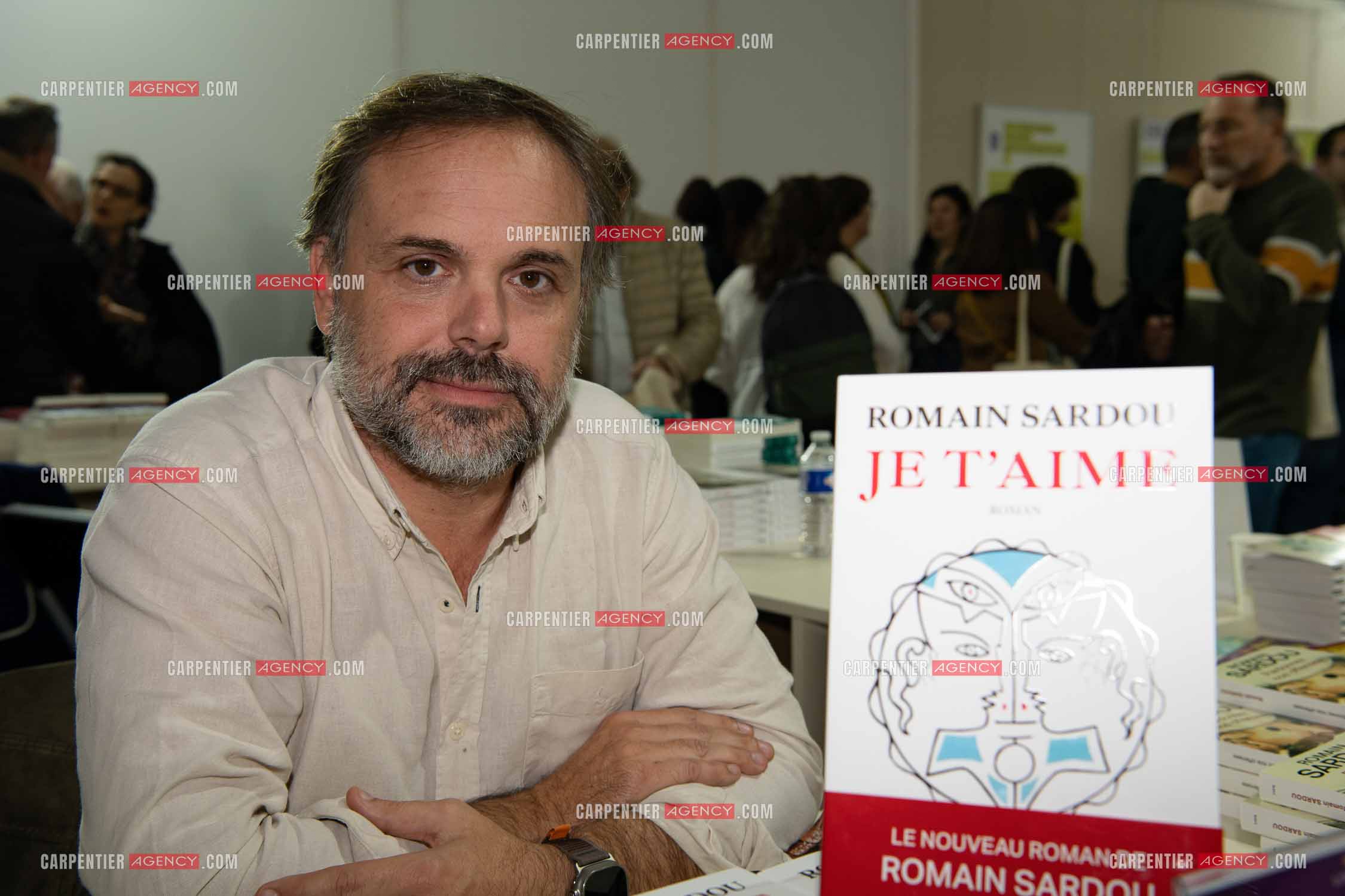 La fête du livre du Var les 17, 18 et 19 Novembre 2023 à Toulon. L'auteur Romain Sardou présente son roman “ JE T'AIME “ aux éditions XO.          ( Exclusif )