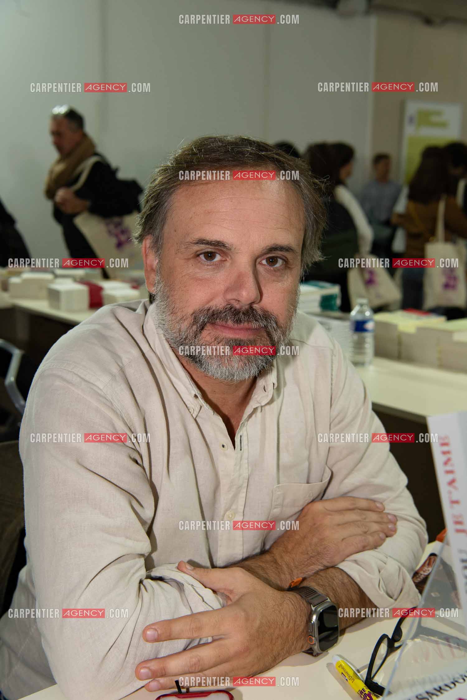 La fête du livre du Var les 17, 18 et 19 Novembre 2023 à Toulon. L'auteur Romain Sardou présente son roman “ JE T'AIME “ aux éditions XO.          ( Exclusif )