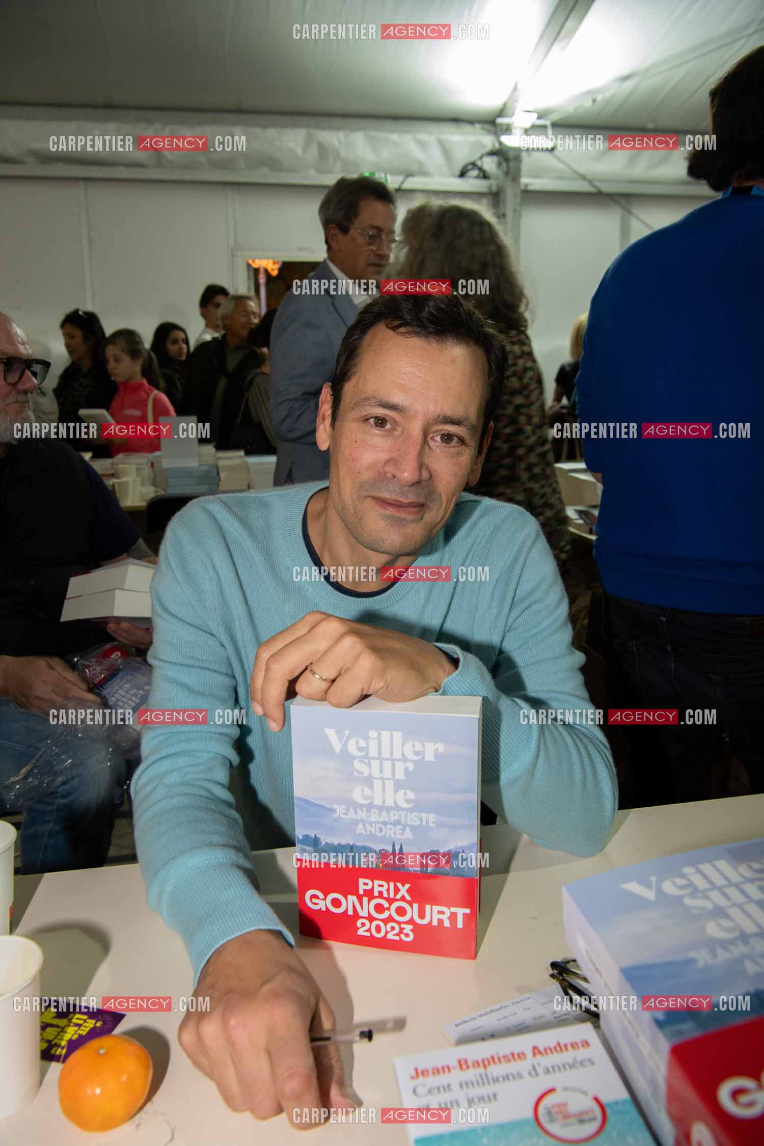 La fête du livre du Var les 17, 18 et 19 Novembre 2023 à Toulon. L'auteur Jean-Baptiste Andréa Prix Goncourt 2023 et prix du roman Fnac 2023 présente son roman  “ VEILLER SUR ELLE “ aux éditions  Iconoclaste Eds De L'.          ( Exclusif )