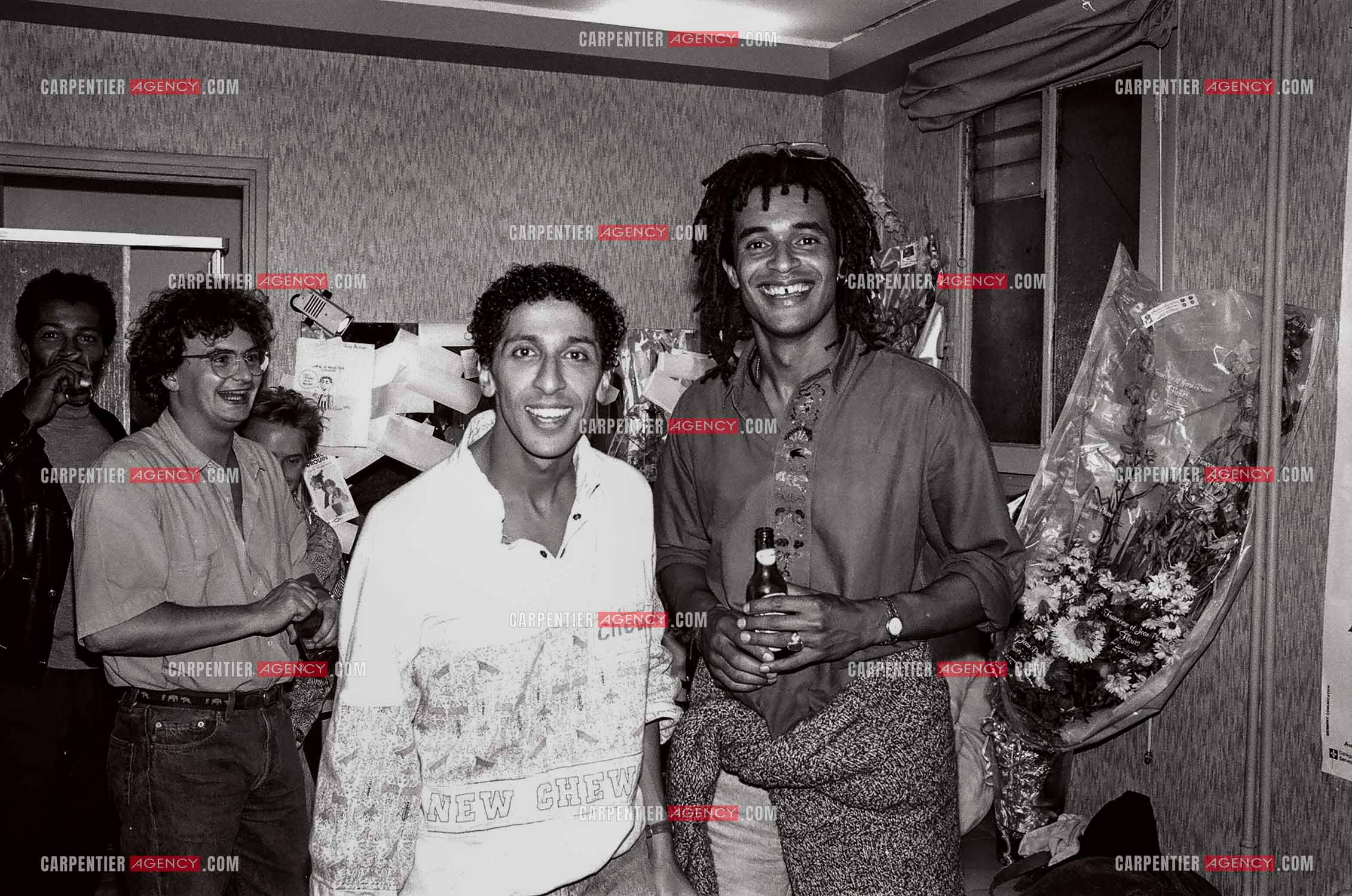 L'humoriste Smaïn  reçoit Yannick Noah dans sa loge avant d'assister à  son One Man Show " T'EN VEUX ? " en 1989.         ( Exclusif )