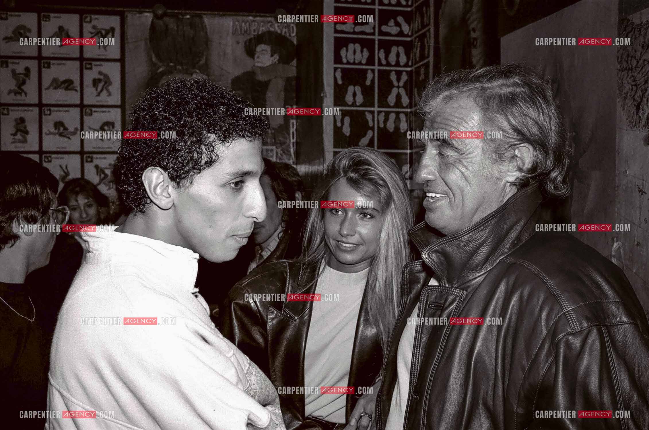 L'humoriste Smaïn  reçoit Jean-Paul Belmondo et sa femme Natty  au bar de l'Olympia chez Marilyn avant d'assister à son One Man Show " T'EN VEUX ? " en 1989.   ( Exclusif )