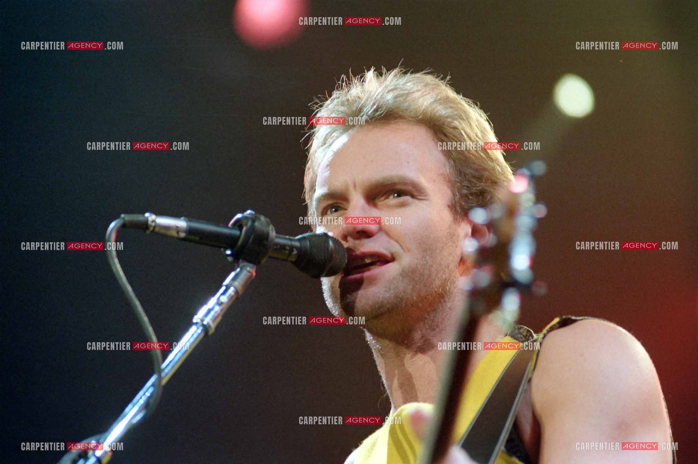 Le chanteur Sting en concert au Zénith de Paris.