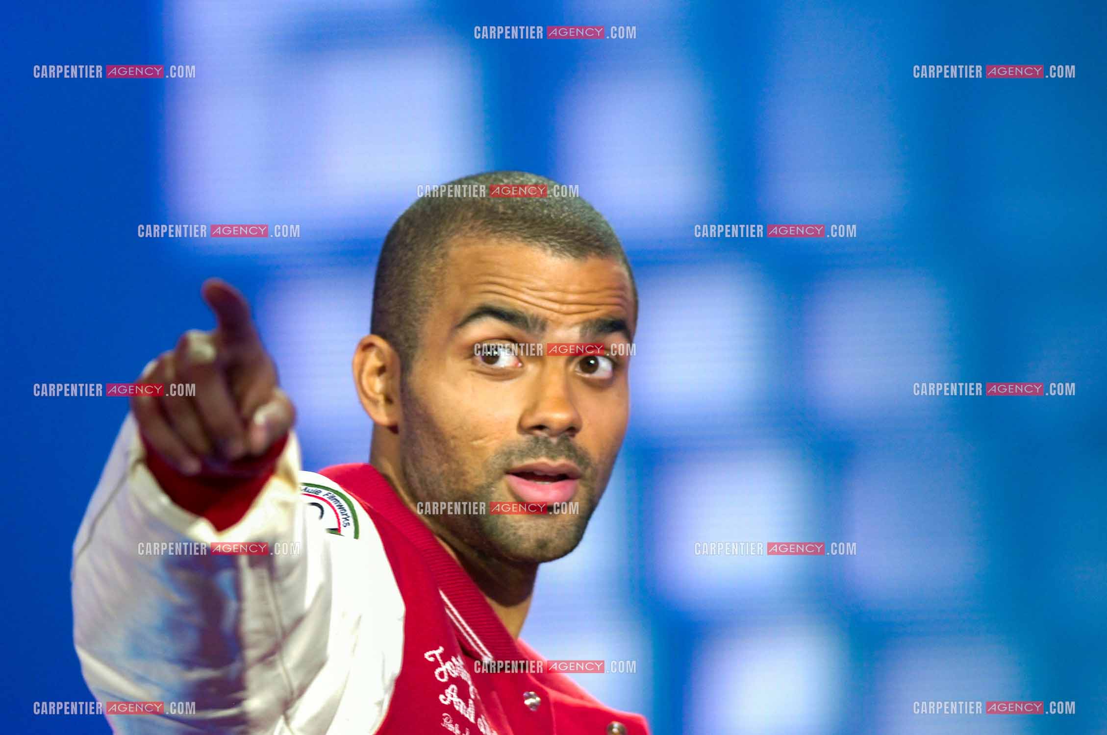 Le basketteur Tony Parker en tant que chanteur sur le plateau télé HIT MACHINE.
