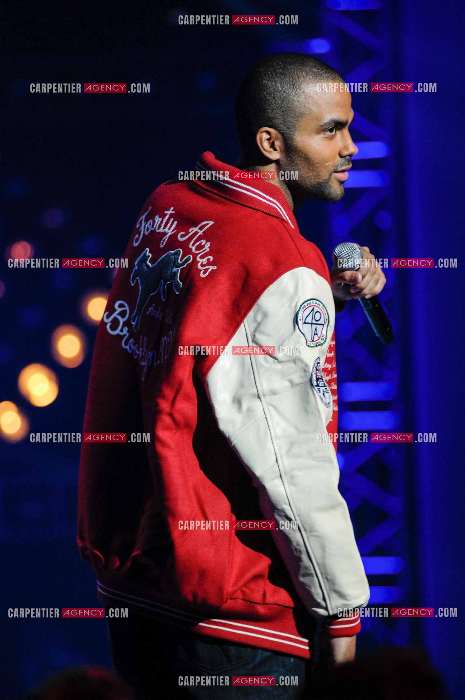 Le basketteur Tony Parker en tant que chanteur sur le plateau télé HIT MACHINE.