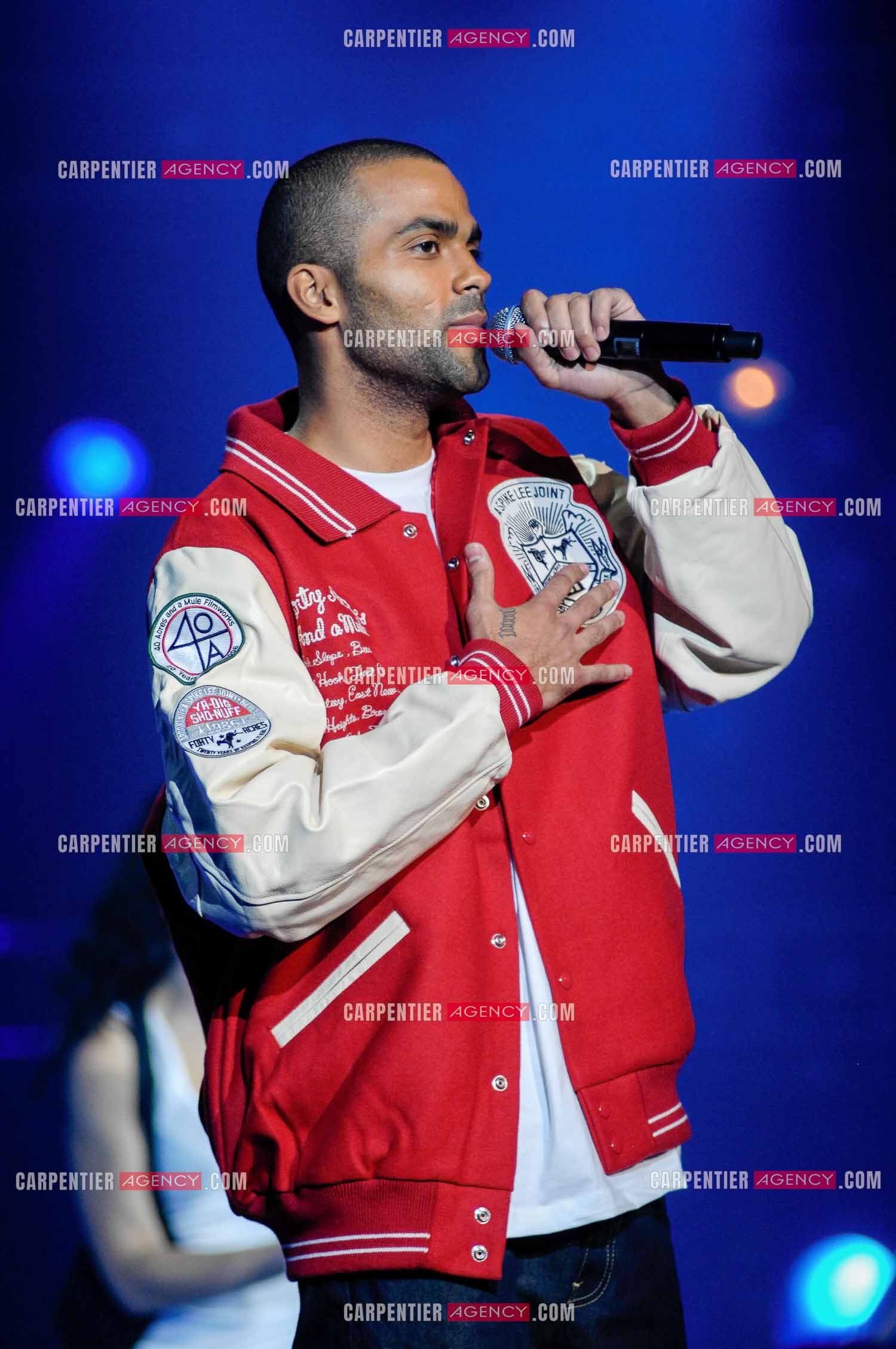Le basketteur Tony Parker en tant que chanteur sur le plateau télé HIT MACHINE.