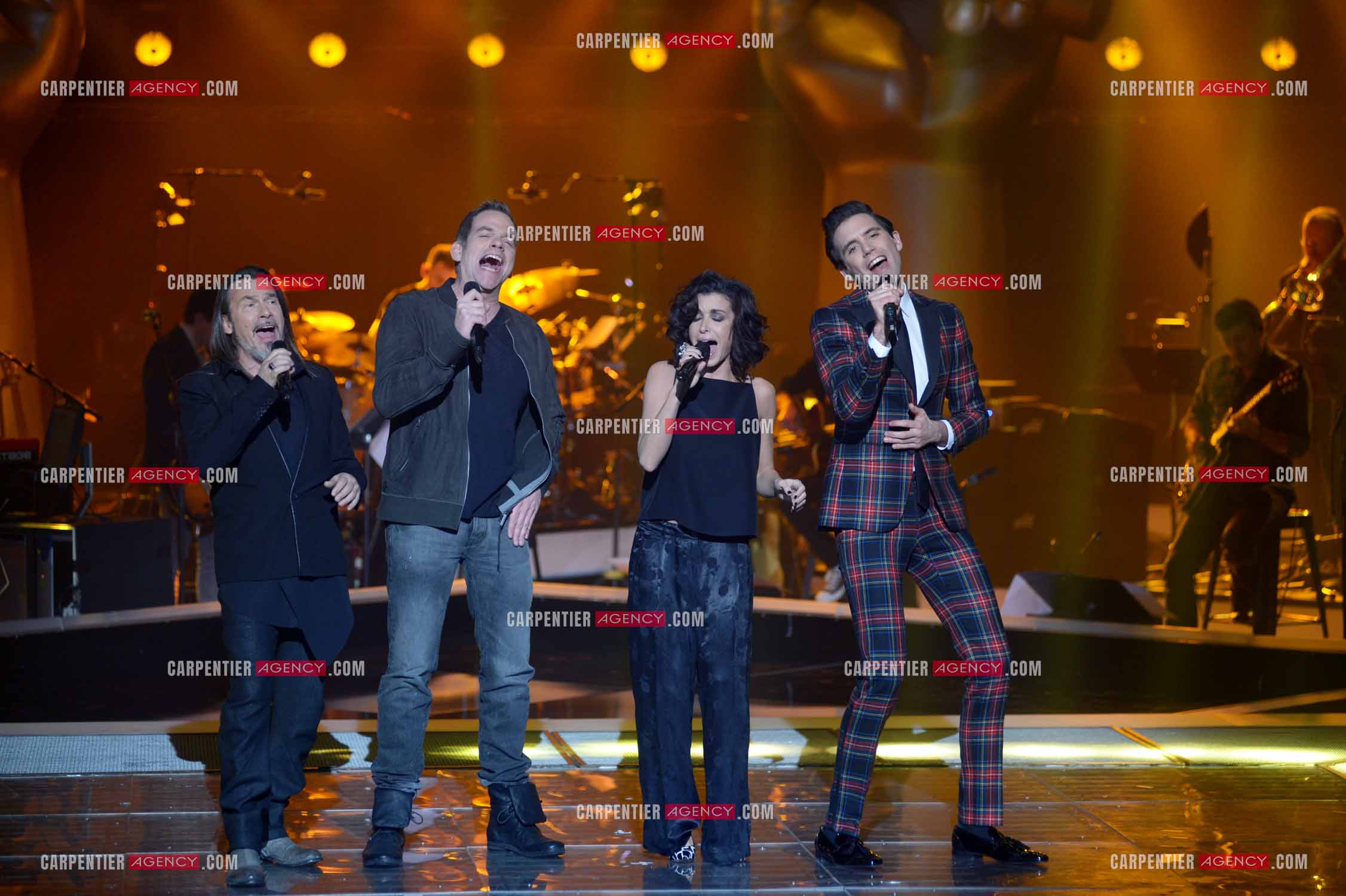 Les quatre coachs Florent Pagny, Garou, Jenifer et Mika sur le plateau de l'émission THE VOICE. ( Exclusif )