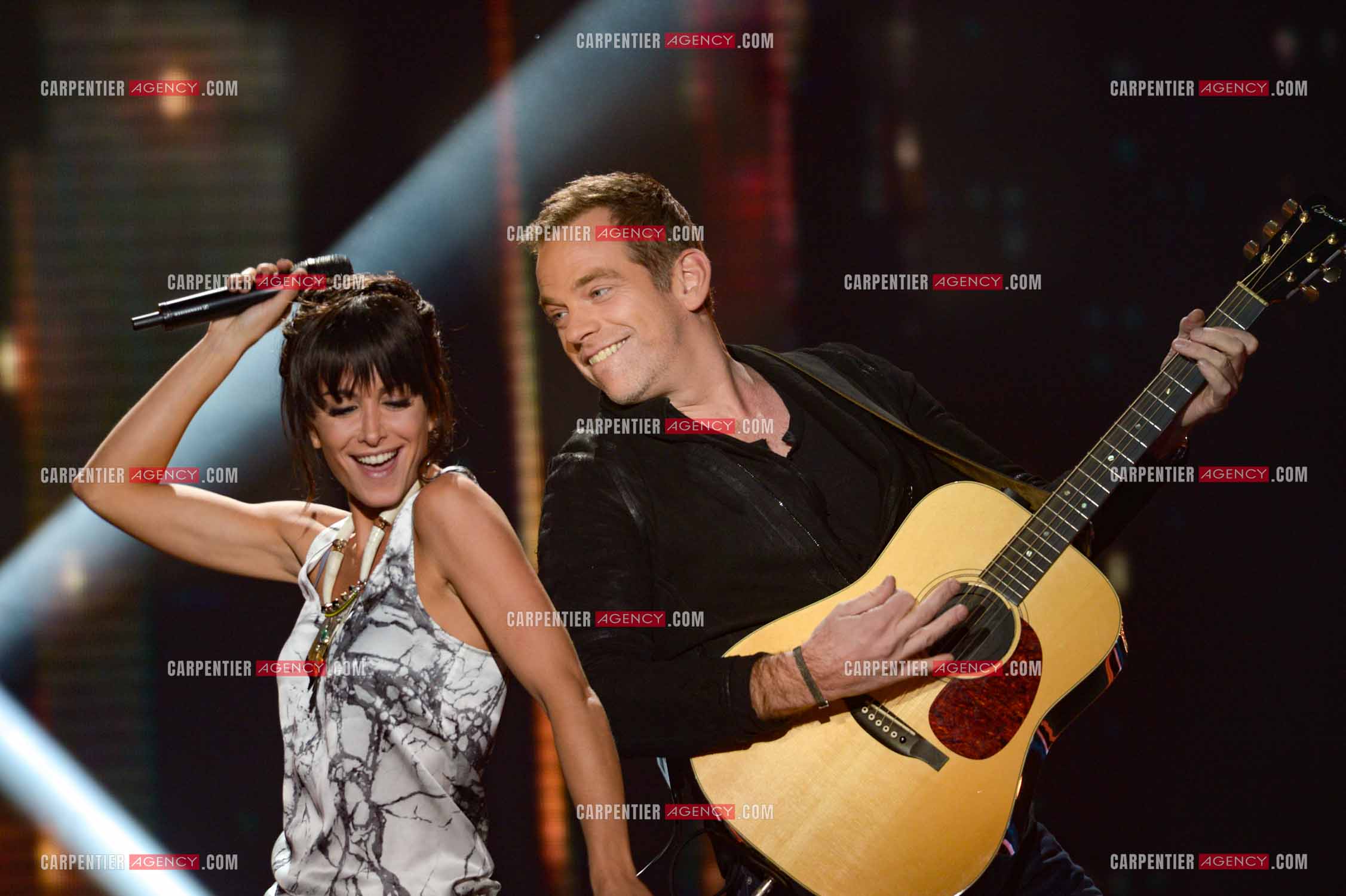 Les deux coachs Jenifer et Garou  sur le plateau de l'émission THE VOICE. ( Exclusif )