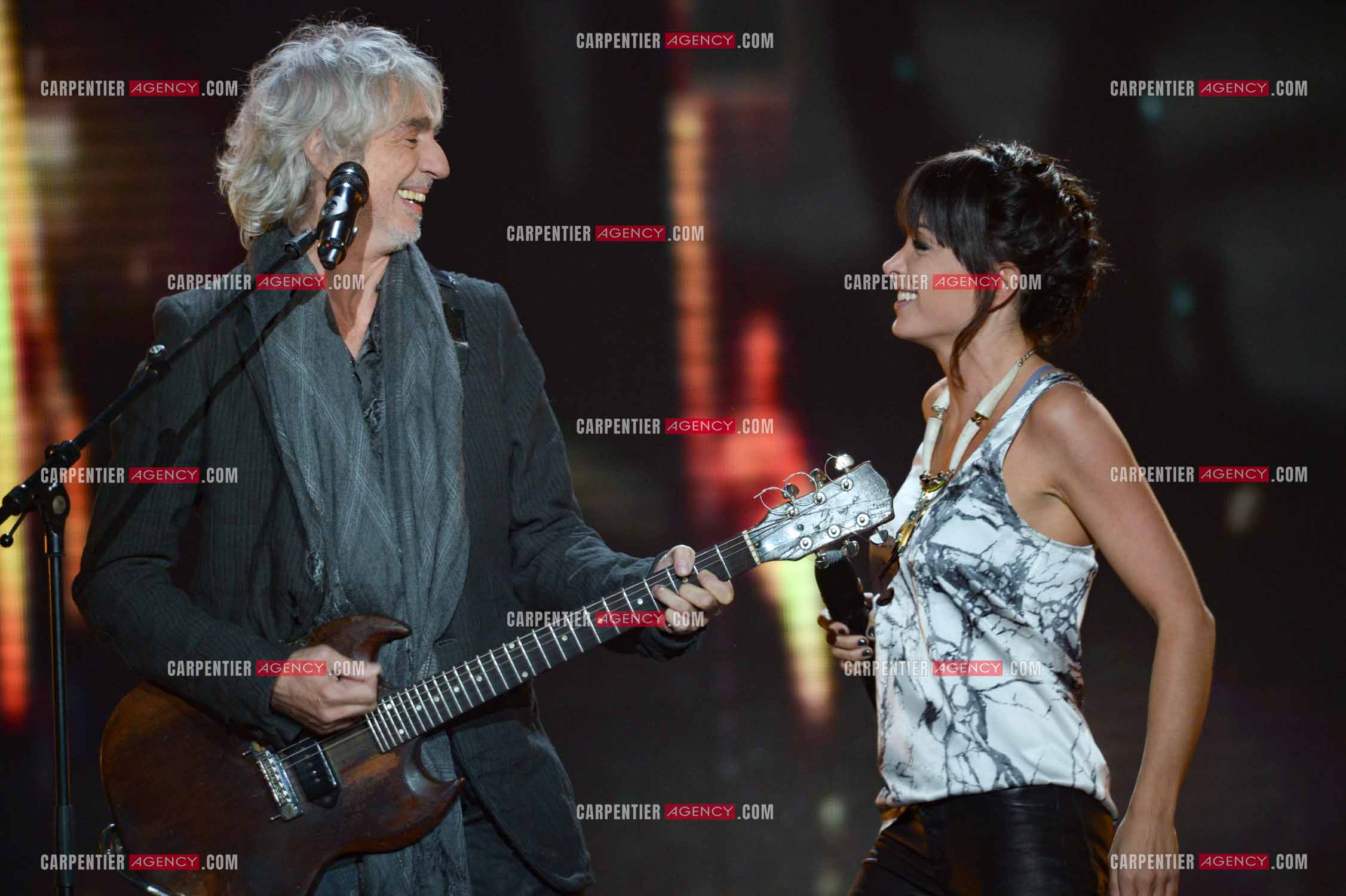 Les deux coachs Louis Bertignac et Jenifer sur le plateau de l'émission THE VOICE. ( Exclusif )