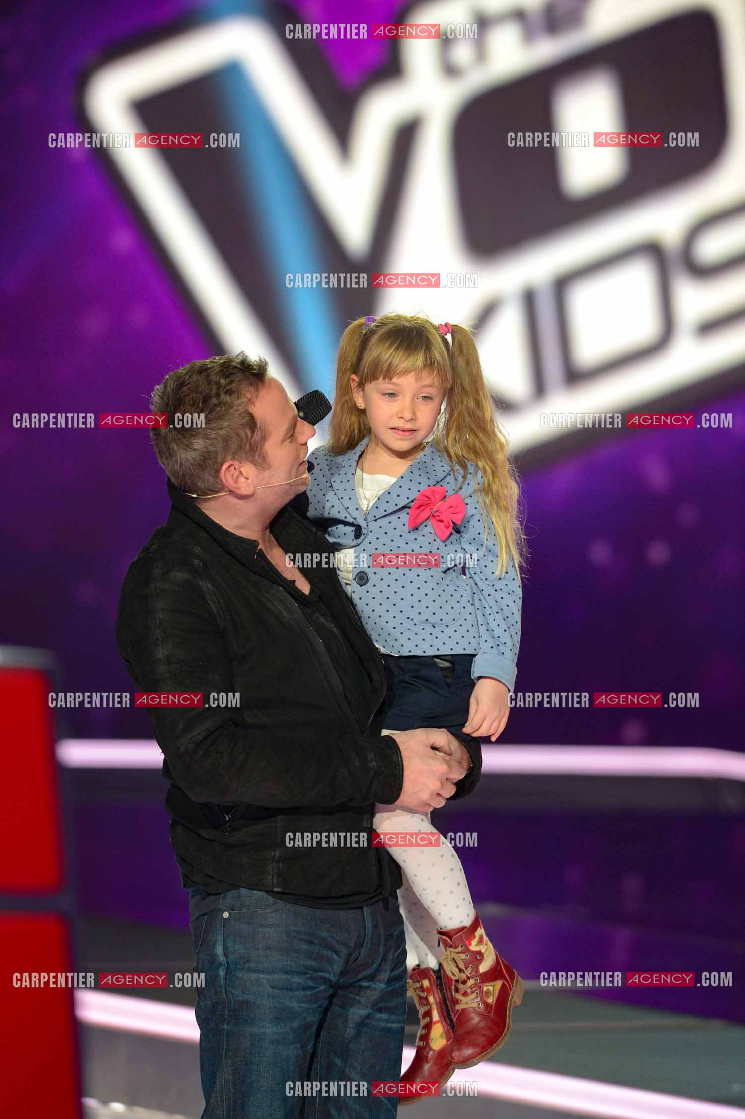 Le chanteur Garou coach  dans l'émission The Voice saison 2. Ici, avec la petite Gloria Palermo de Blasi.       ( Exclusif )