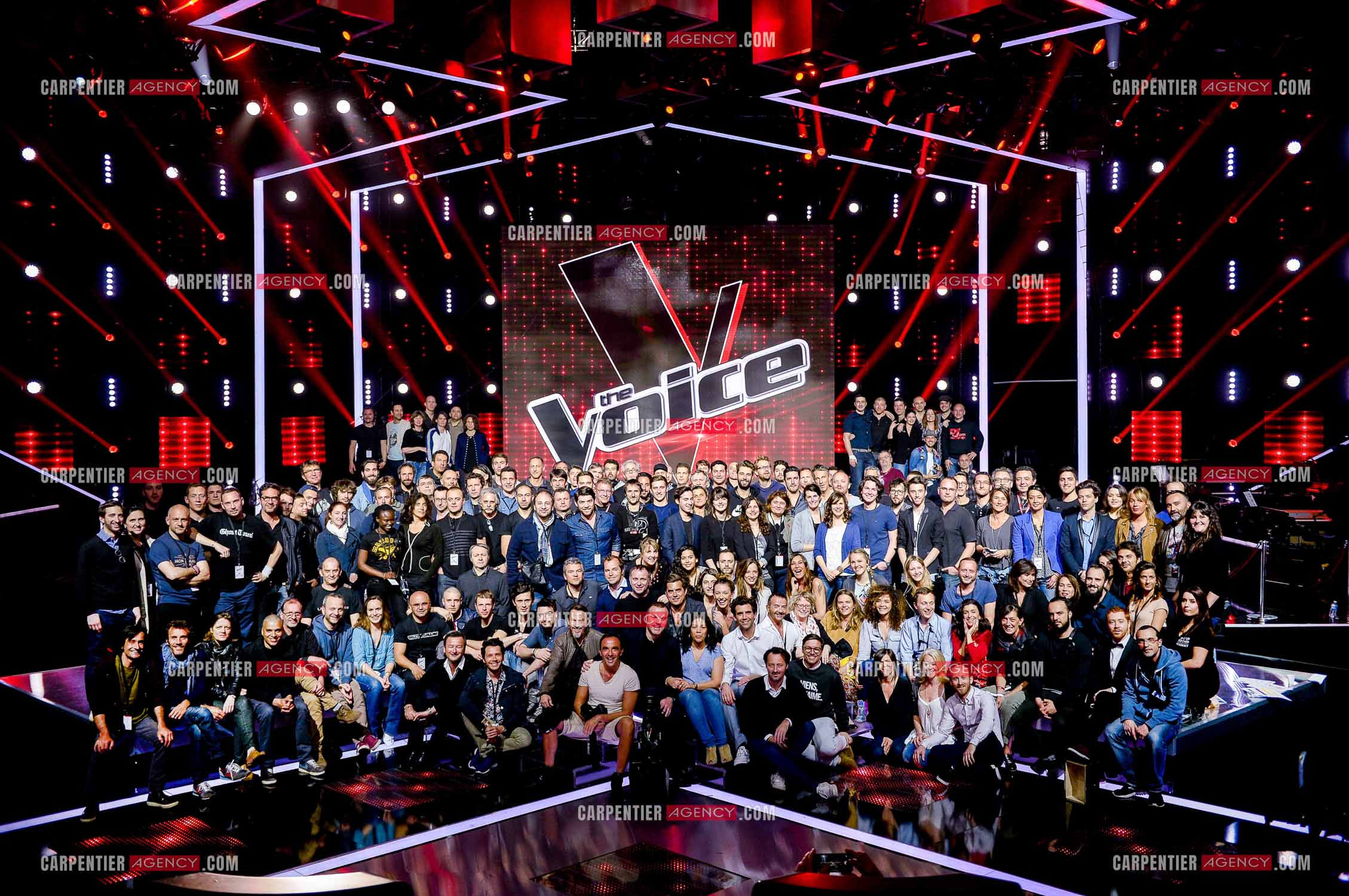Saison 4 de l'émission The Voice en 2015. Photo de toute la production. Les coachs, les animateurs, les talents, la production, les réalisateurs et tous le staff.         ( Exclusif )