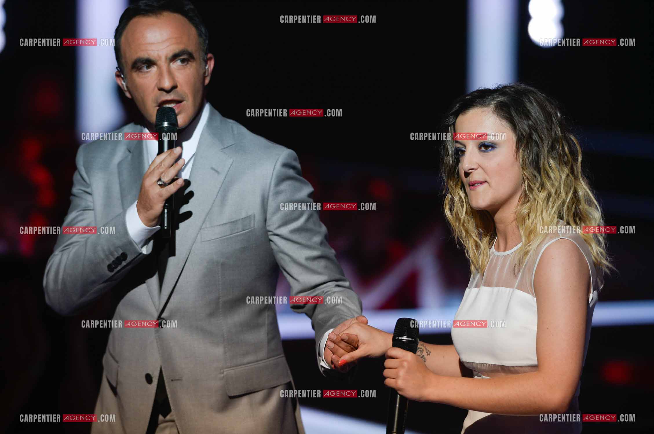 Saison 4 de l'émission The Voice en 2015. La candidate Camille Lellouche et l'animateur Nikos Aliagas.         ( Exclusif )