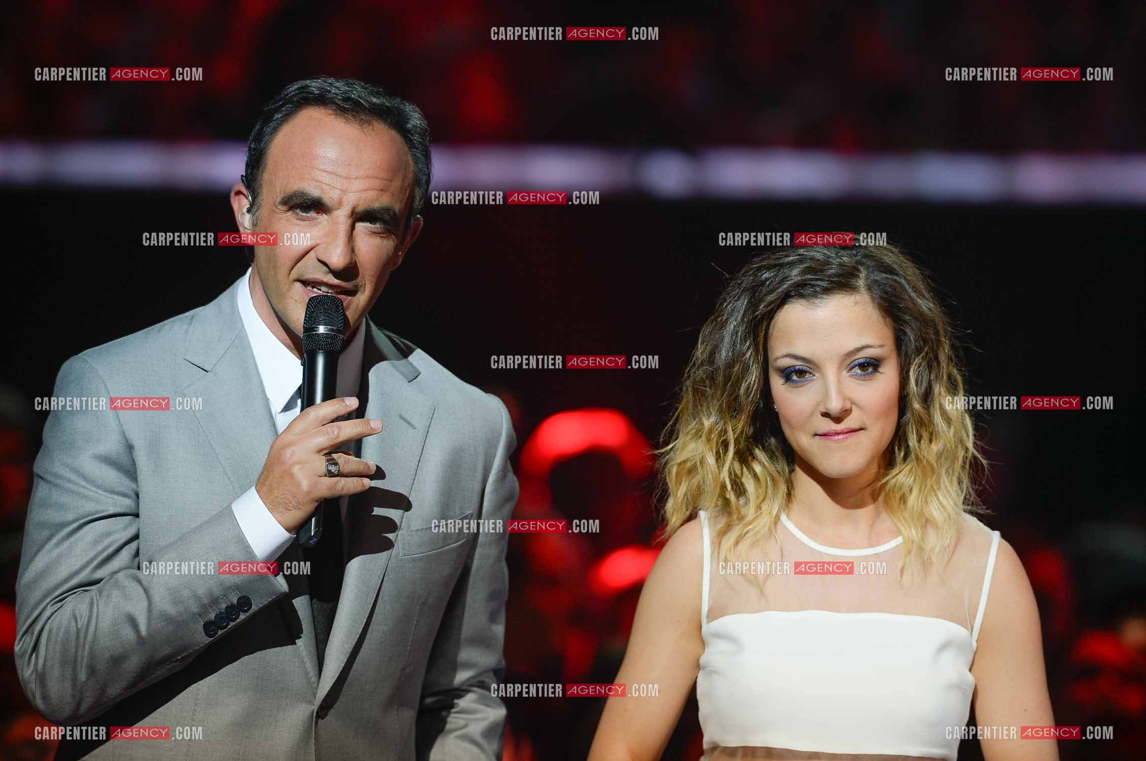Saison 4 de l'émission The Voice en 2015. La candidate Camille Lellouche et l'animateur Nikos Aliagas.         ( Exclusif )