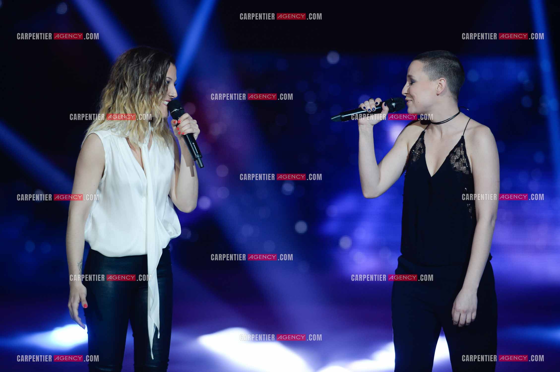 Saison 4 de l'émission The Voice en 2015. Les candidates Camille Lellouche et Anne Sila en duo pour la demie-finale sur une chanson de Céline Dion.         ( Exclusif )