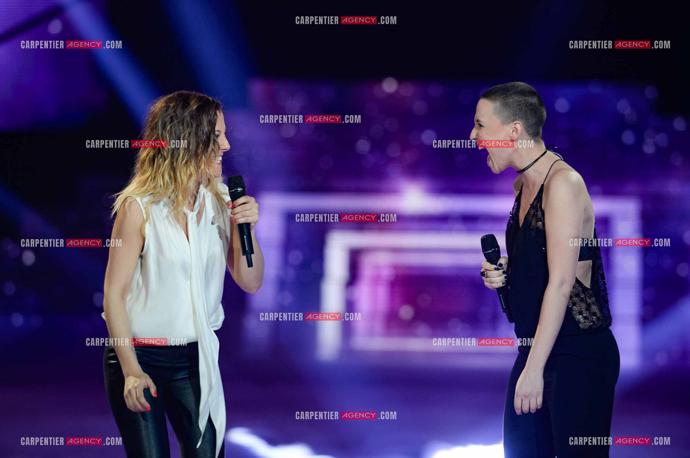Saison 4 de l'émission The Voice en 2015. Les candidates Camille Lellouche et Anne Sila en duo pour la demie-finale sur une chanson de Céline Dion.         ( Exclusif )