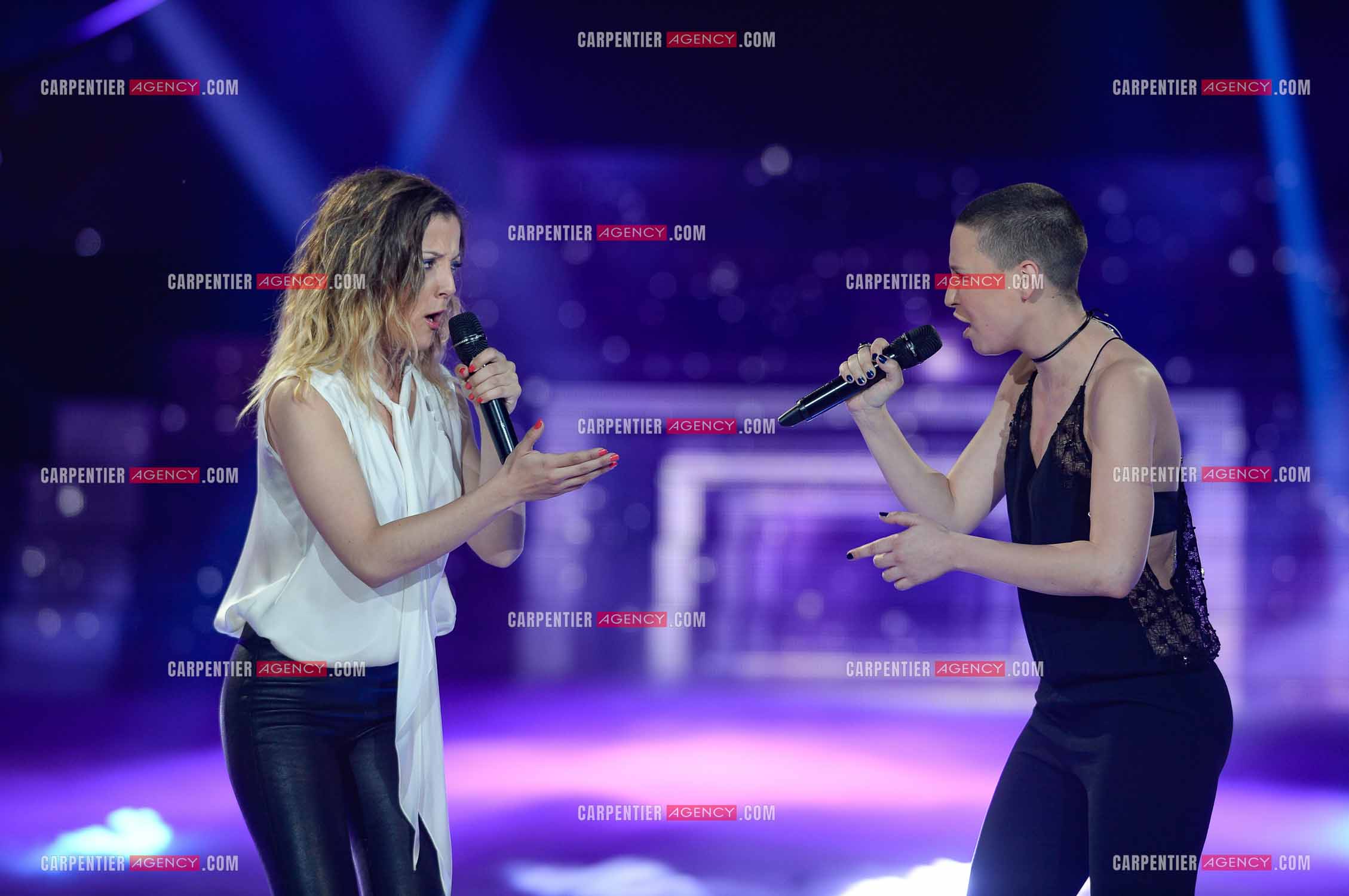 Saison 4 de l'émission The Voice en 2015. Les candidates Camille Lellouche et Anne Sila en duo pour la demie-finale sur une chanson de Céline Dion.         ( Exclusif )