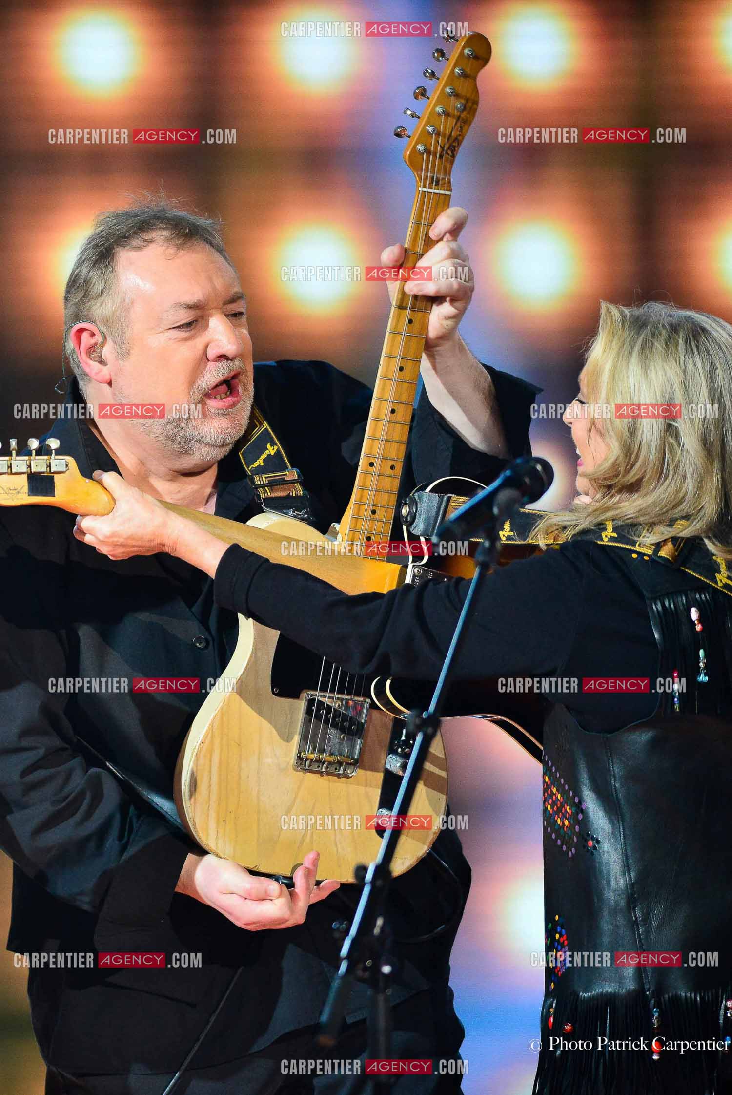 Saison 4 de l'émission The Voice en 2015. Le guitariste Basile Leroux et Véronique Sanson.         ( Exclusif )