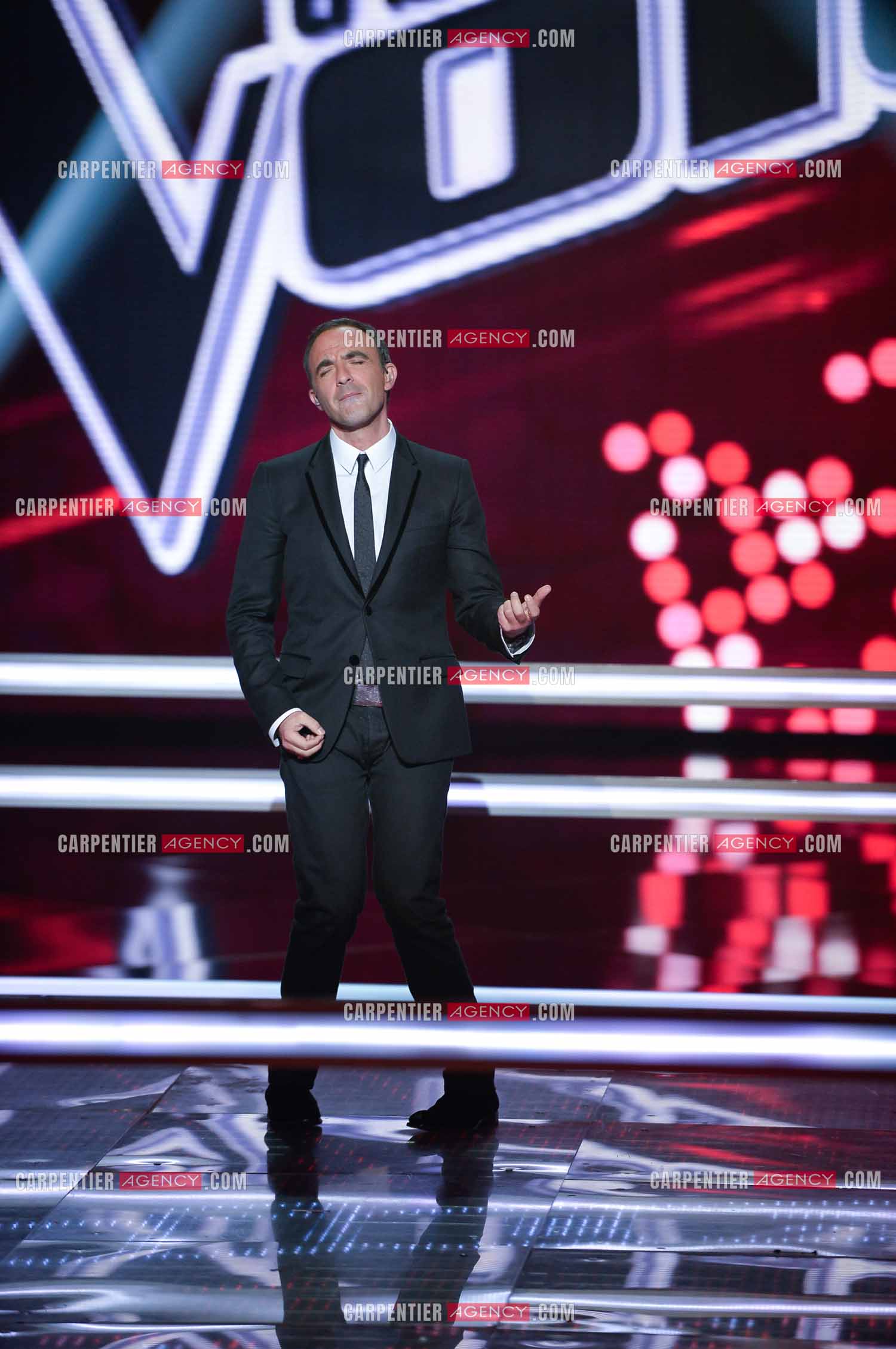 L'animateur Nikos Aliagas lors de l'émission The Voice sur un solo de guitare imaginaire.     ( Exclusif )