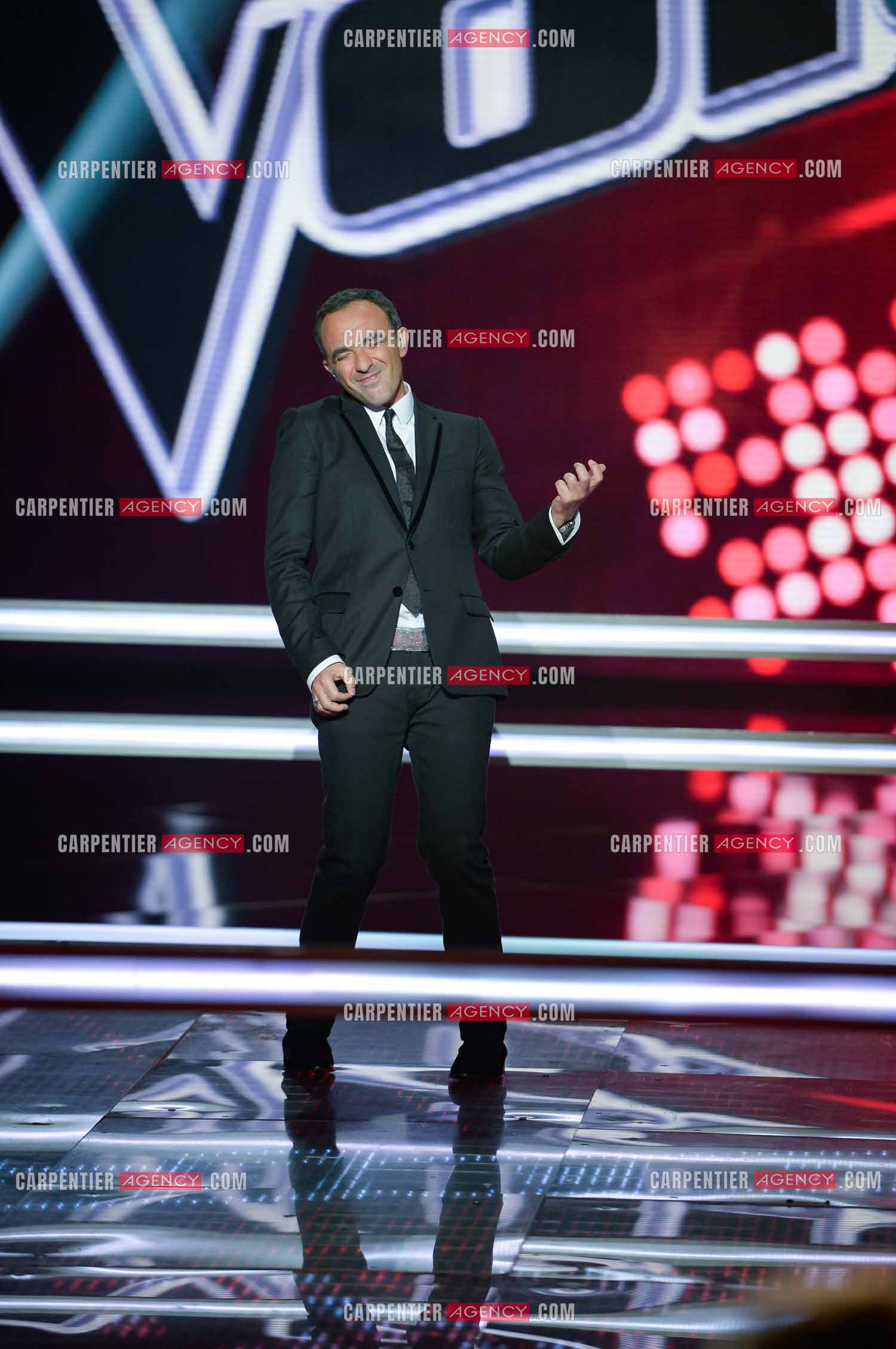 L'animateur Nikos Aliagas lors de l'émission The Voice sur un solo de guitare imaginaire.     ( Exclusif )