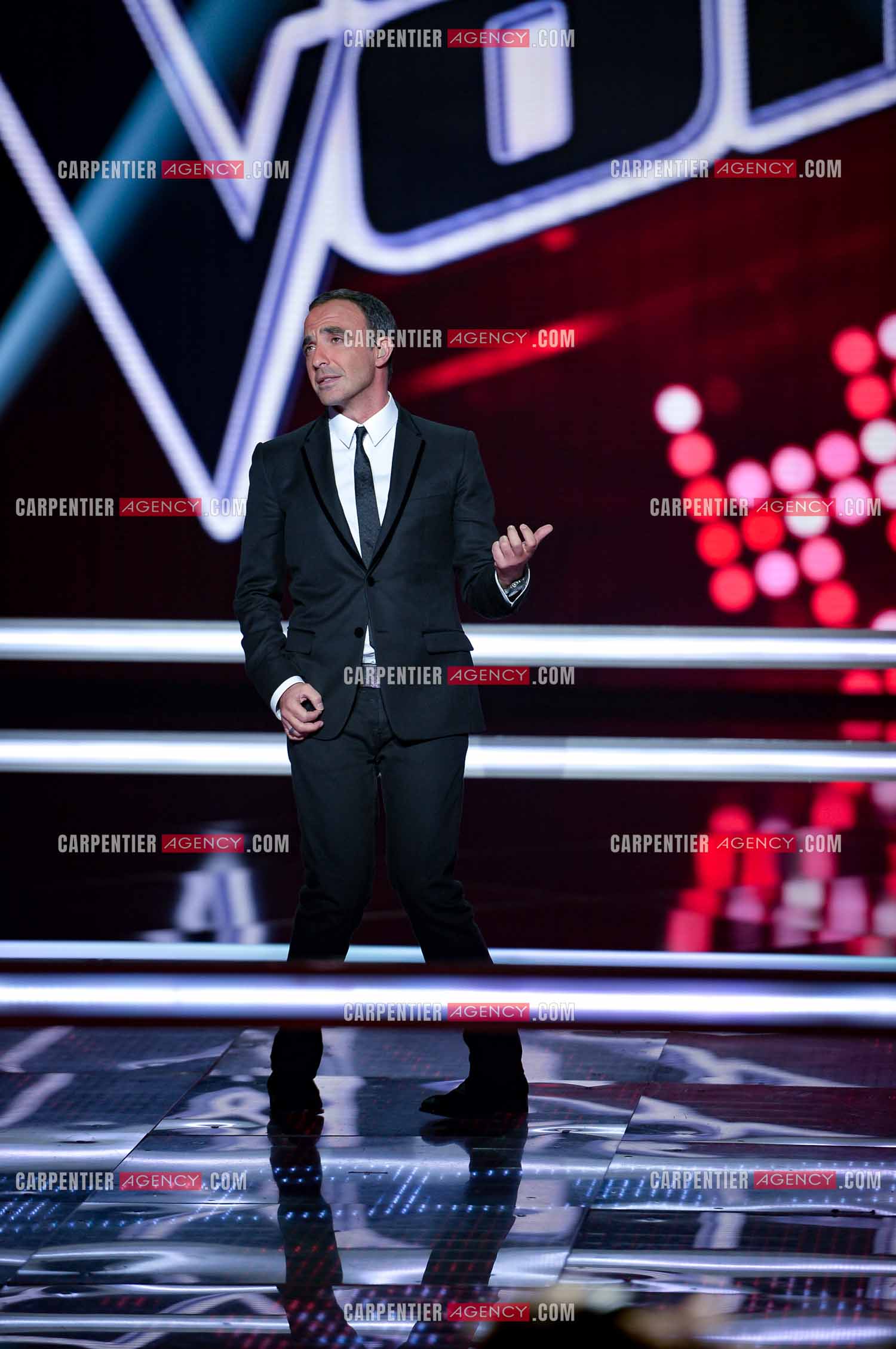 L'animateur Nikos Aliagas lors de l'émission The Voice sur un solo de guitare imaginaire.     ( Exclusif )