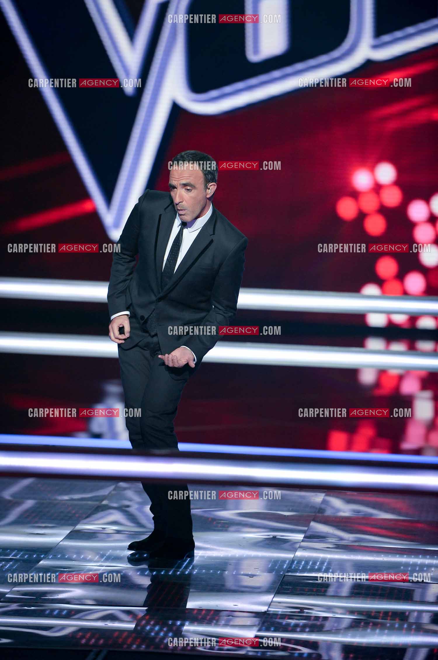 L'animateur Nikos Aliagas lors de l'émission The Voice sur un solo de guitare imaginaire.     ( Exclusif )