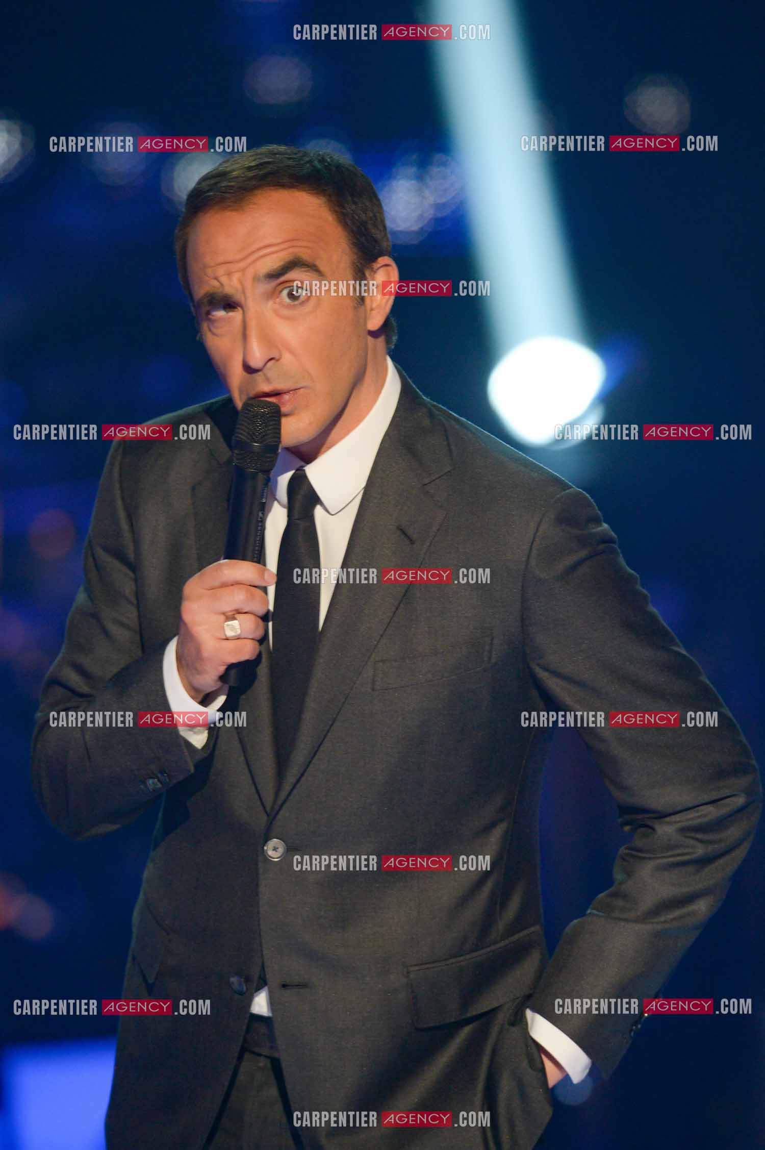 Saison 3 de l'émission The Voice. L'animateur de l'émission, Nikos Aliagas.          ( Exclusif )