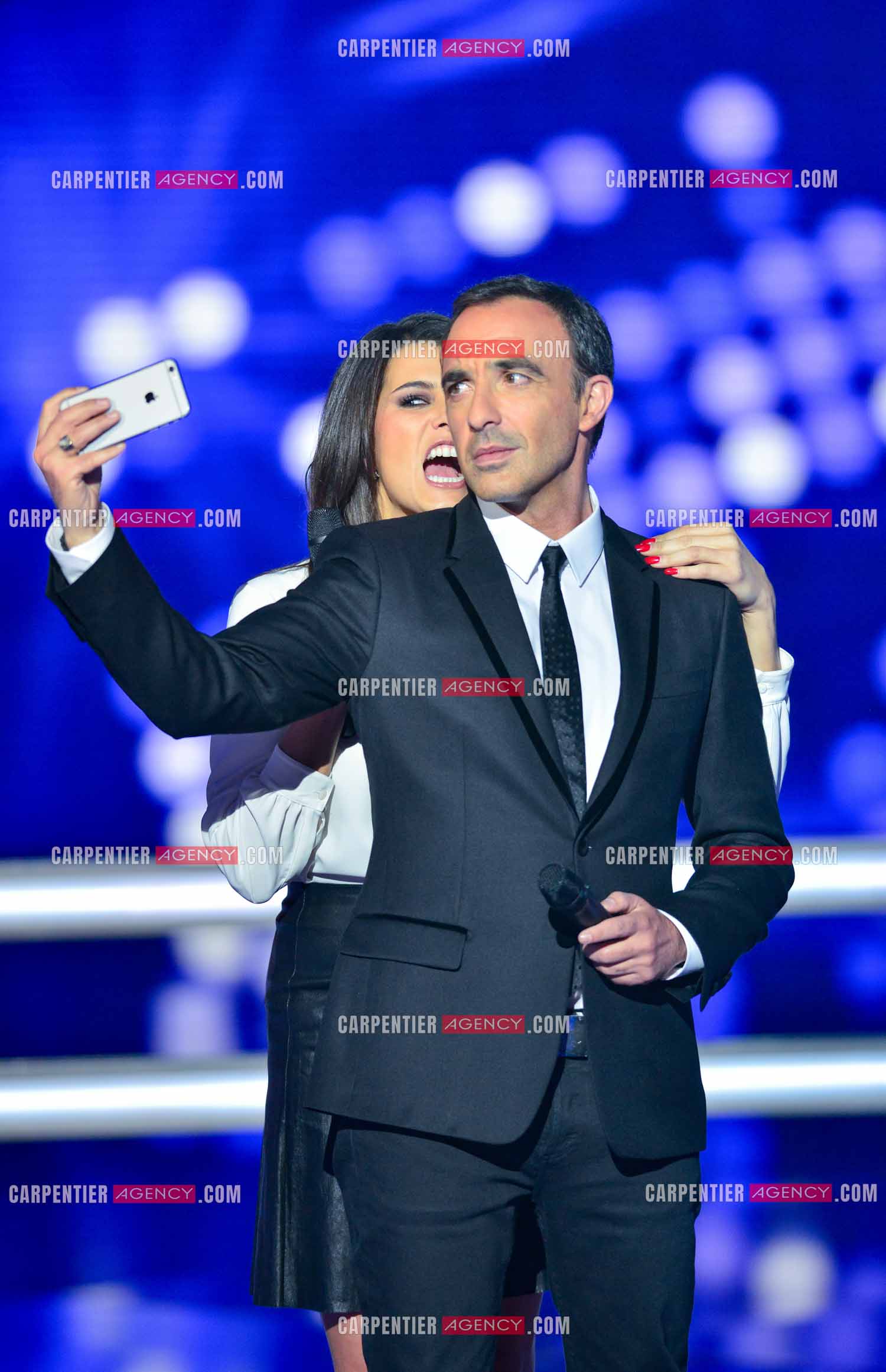 L'animateur Nikos Aliagas et sa partenaire Karine Ferri s'amusent d'un selfie lors de l'émission The Voice.     ( Exclusif )