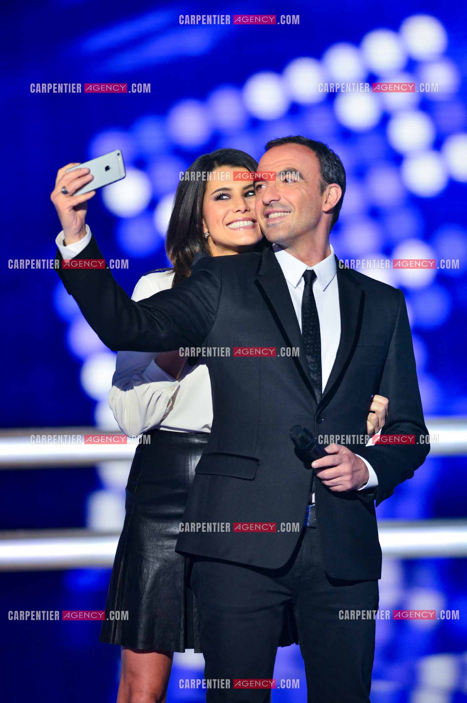 L'animateur Nikos Aliagas et sa partenaire Karine Ferri s'amusent d'un selfie lors de l'émission The Voice.     ( Exclusif )