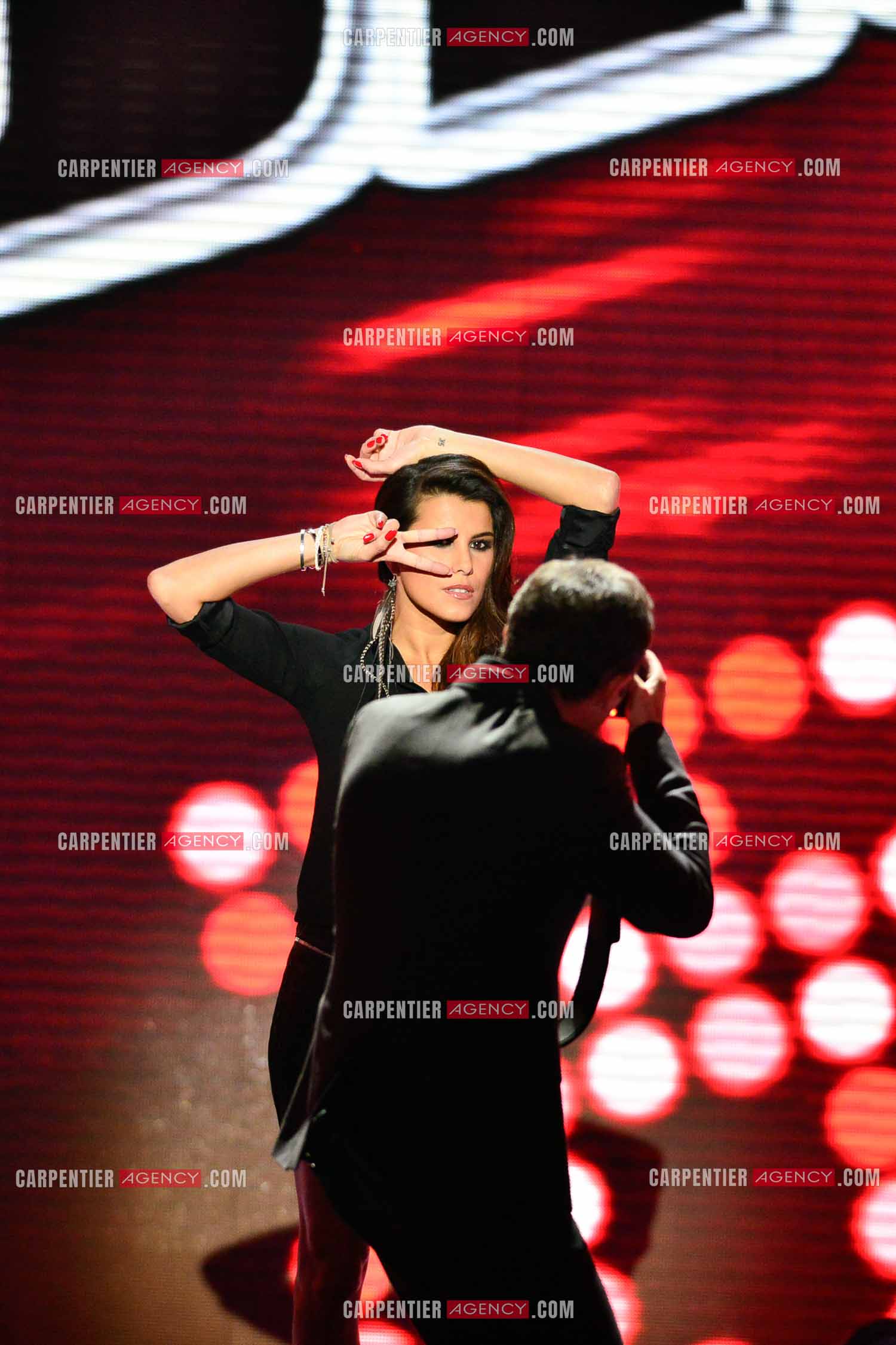 Saison 3 de l'émission The Voice. L'animateur de l'émission, Nikos Aliagas photographiant sa partenaire Karine Ferri.          ( Exclusif )