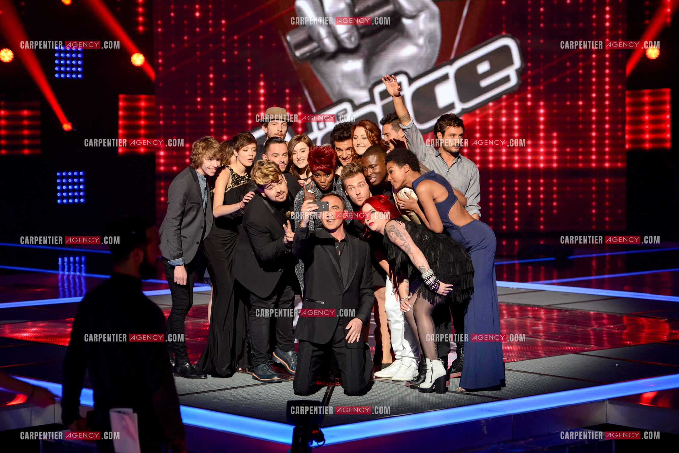 L'animateur Nikos Aliagas se fait un selfie entouré des candidats lors de l'émission The Voice : Lioan, Élodie Martelet, Flo Malley, Maximilien Philippe, Igit ( Antoine Barrau ), Stacey King, Charlie Boisseau, Amir Haddad, Juliette Moraine, les Frero Delavega, Manon Trinquier, La Petite Shade,    ( Exclusif )