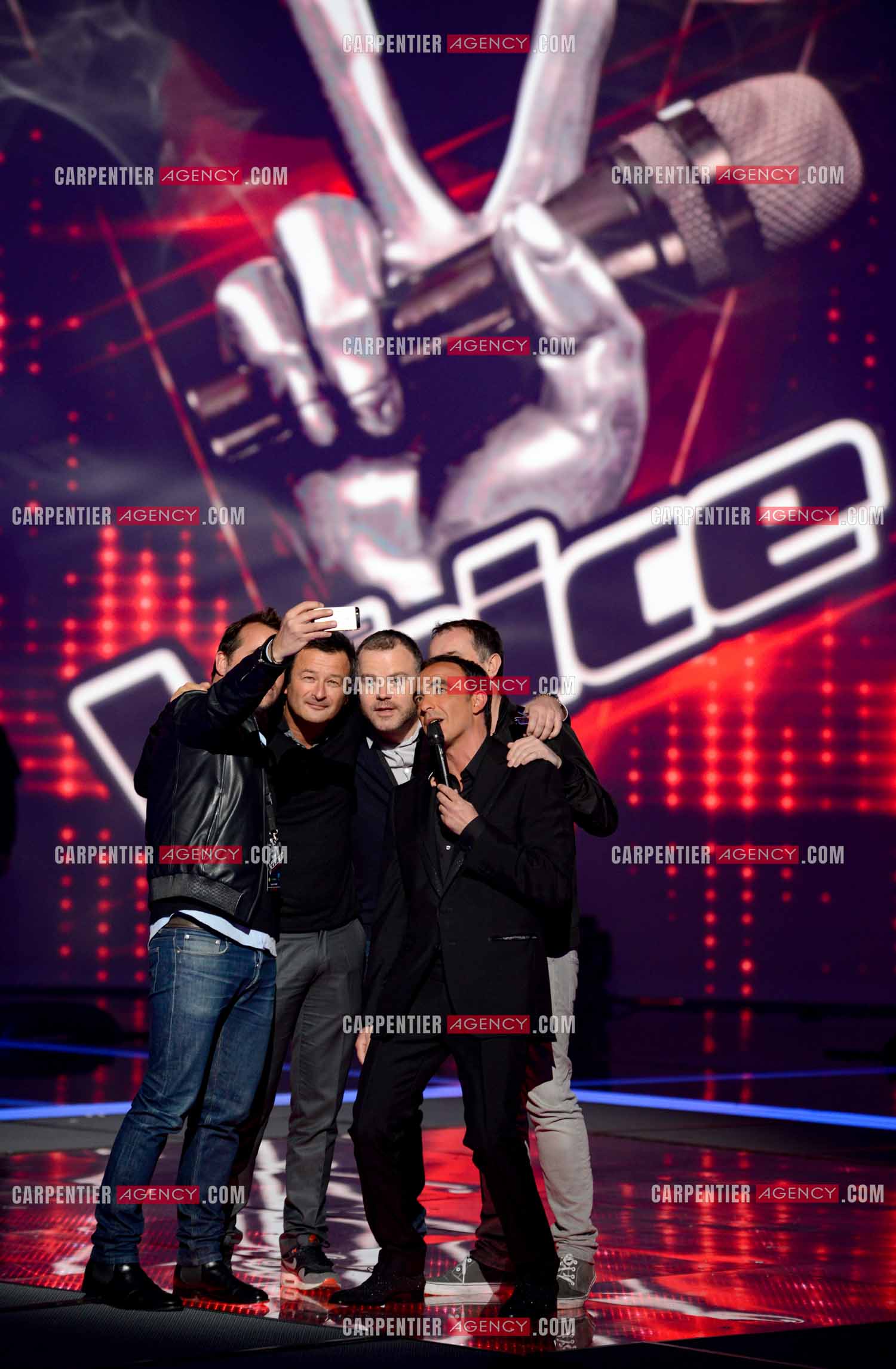 L'animateur Nikos Aliagas lors de l'émission The Voice. Selfie autour de Nikos Aliagas, le réalisateur de l'émission Tristan Carné, le directeur musical Olivier Schultheis, le procucteur Matthieu Grellier et le directeur des programmes Vincent Panozzo.  ( Exclusif )