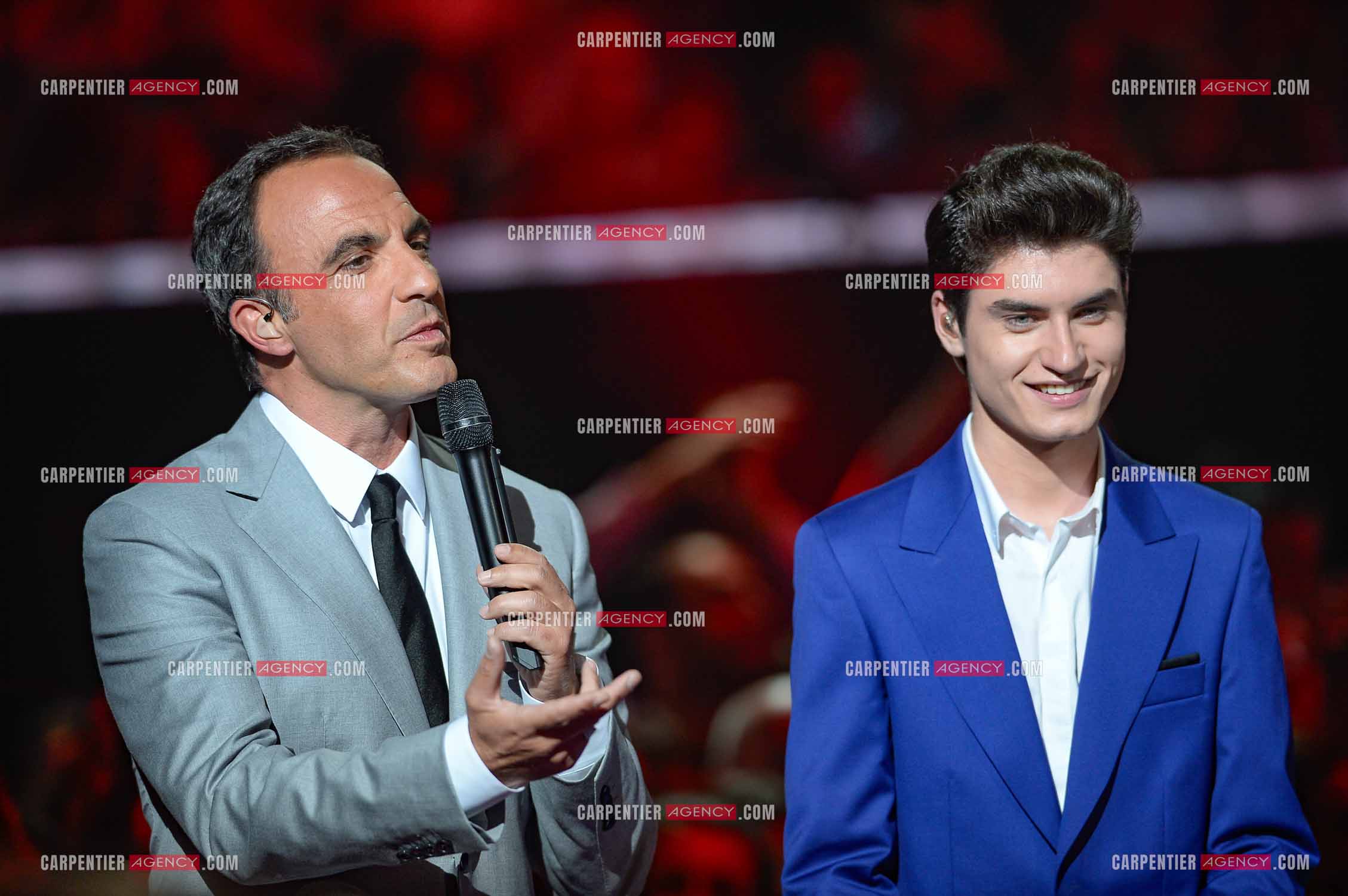 L'animateur Nikos Aliagas et le candidat David Thibault lors de l'émission The Voice.     ( Exclusif )