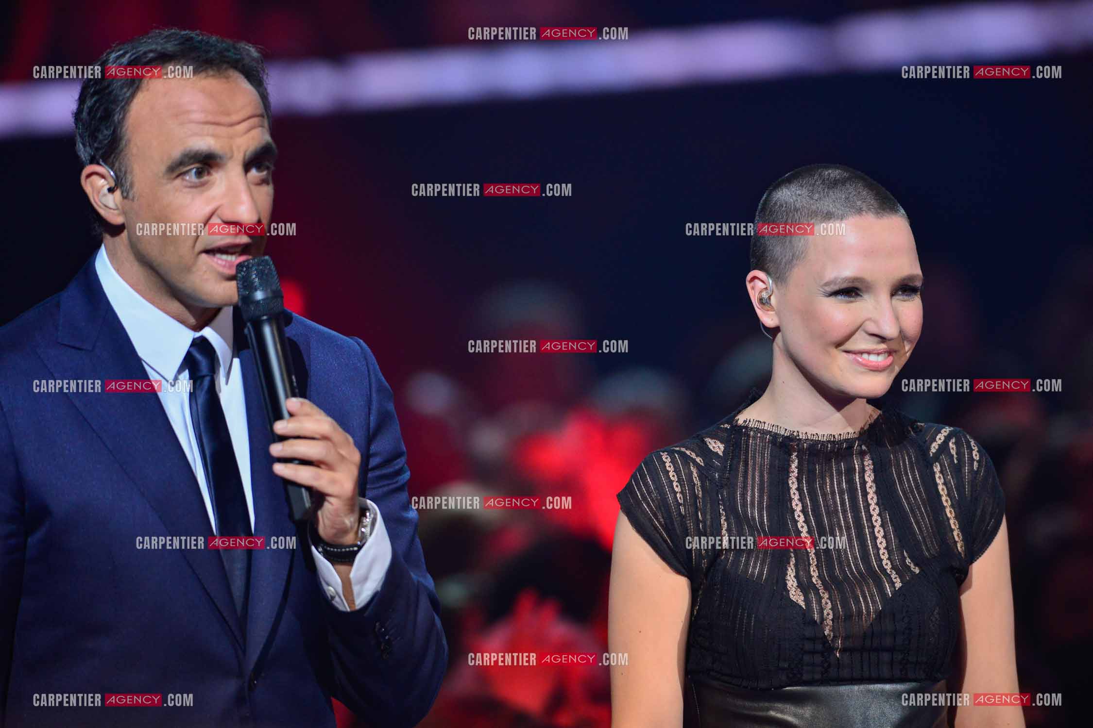 L'animateur Nikos Aliagas et la candidate Anne Sila lors de l'émission The Voice.     ( Exclusif )