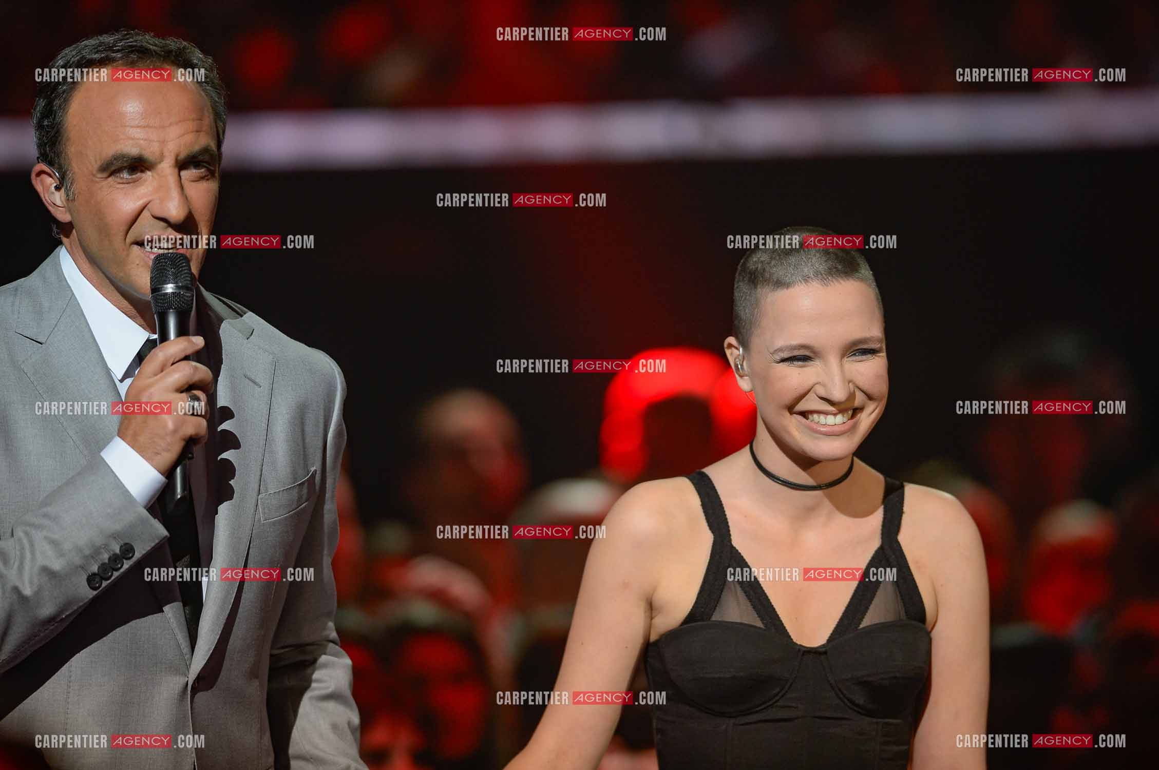 L'animateur Nikos Aliagas et la candidate Anne Sila lors de l'émission The Voice.     ( Exclusif )