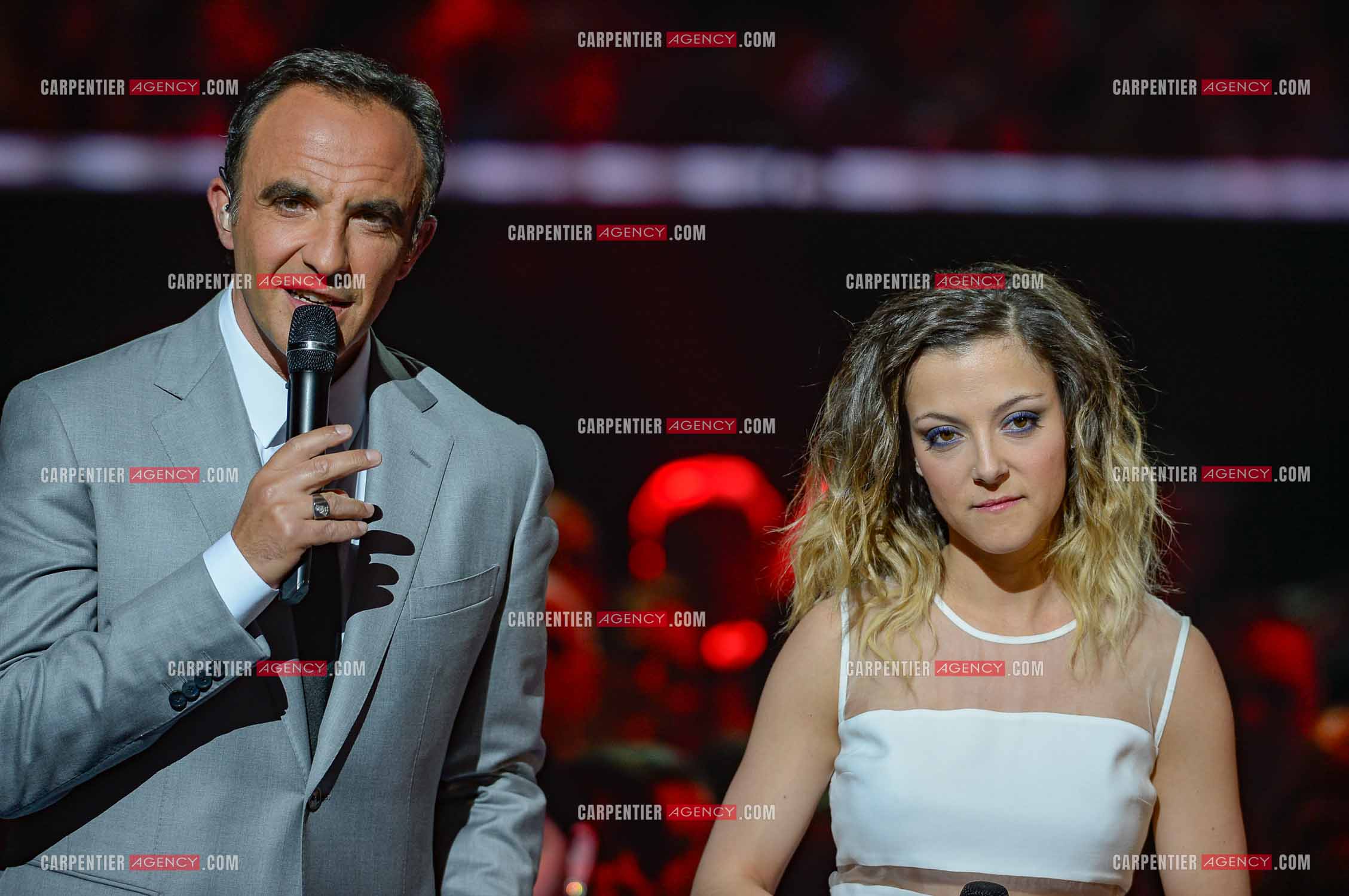 L'animateur Nikos Aliagas et la candidate Camille Lellouche lors de l'émission The Voice.     ( Exclusif )