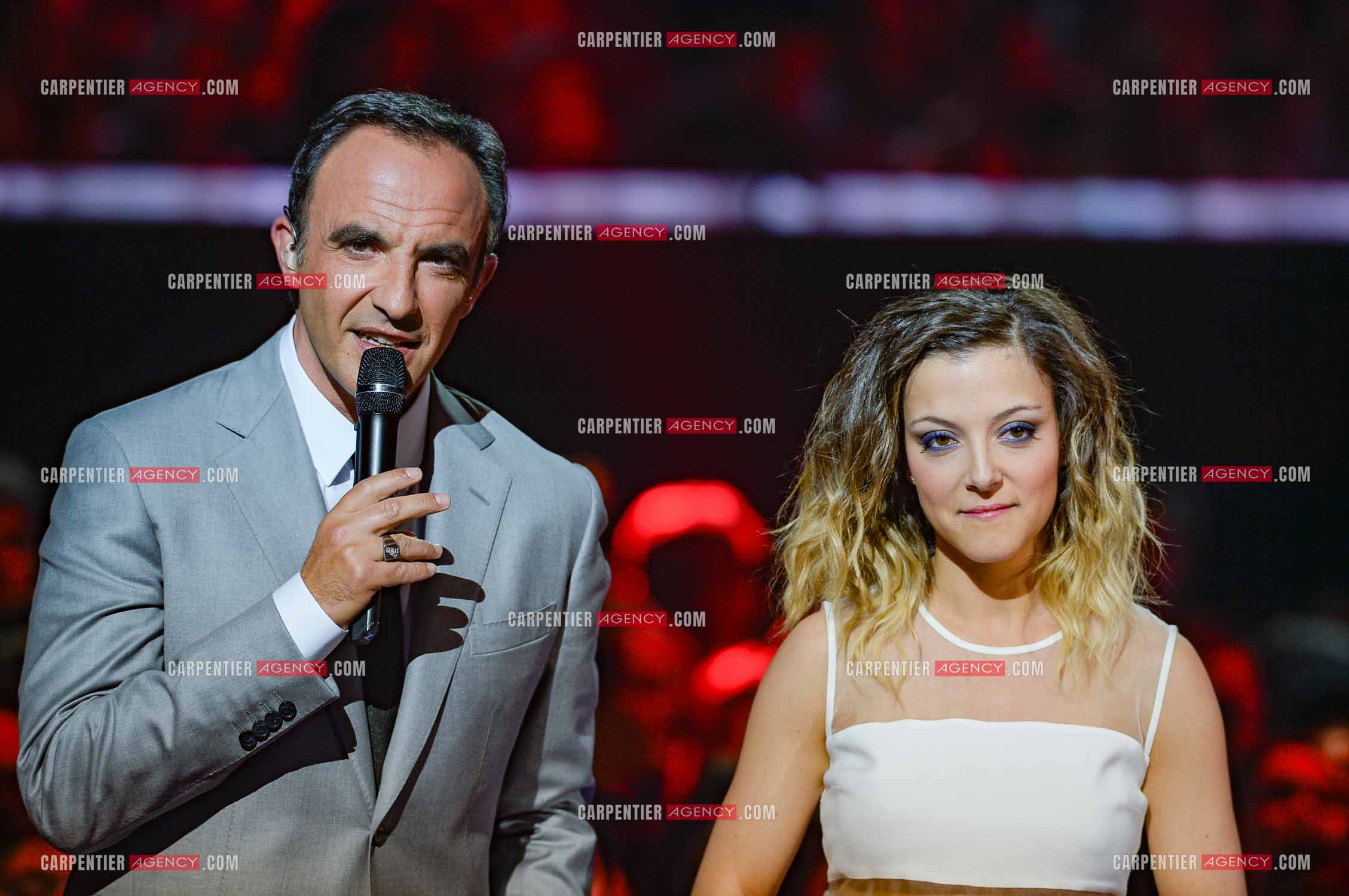 L'animateur Nikos Aliagas et la candidate Camille Lellouche lors de l'émission The Voice.     ( Exclusif )