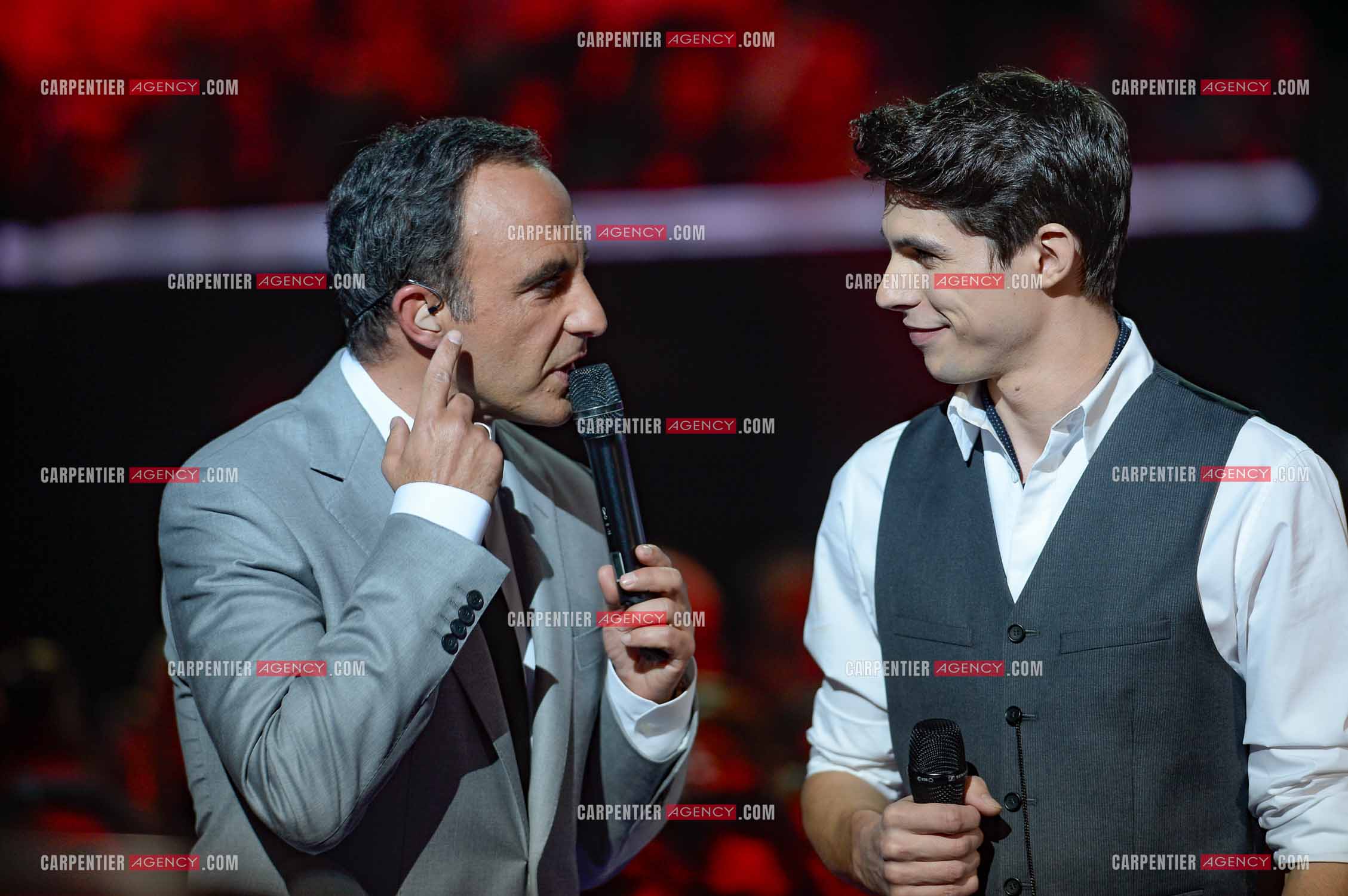 L'animateur Nikos Aliagas et le candidat Lilian Renaud  lors de l'émission The Voice.     ( Exclusif )